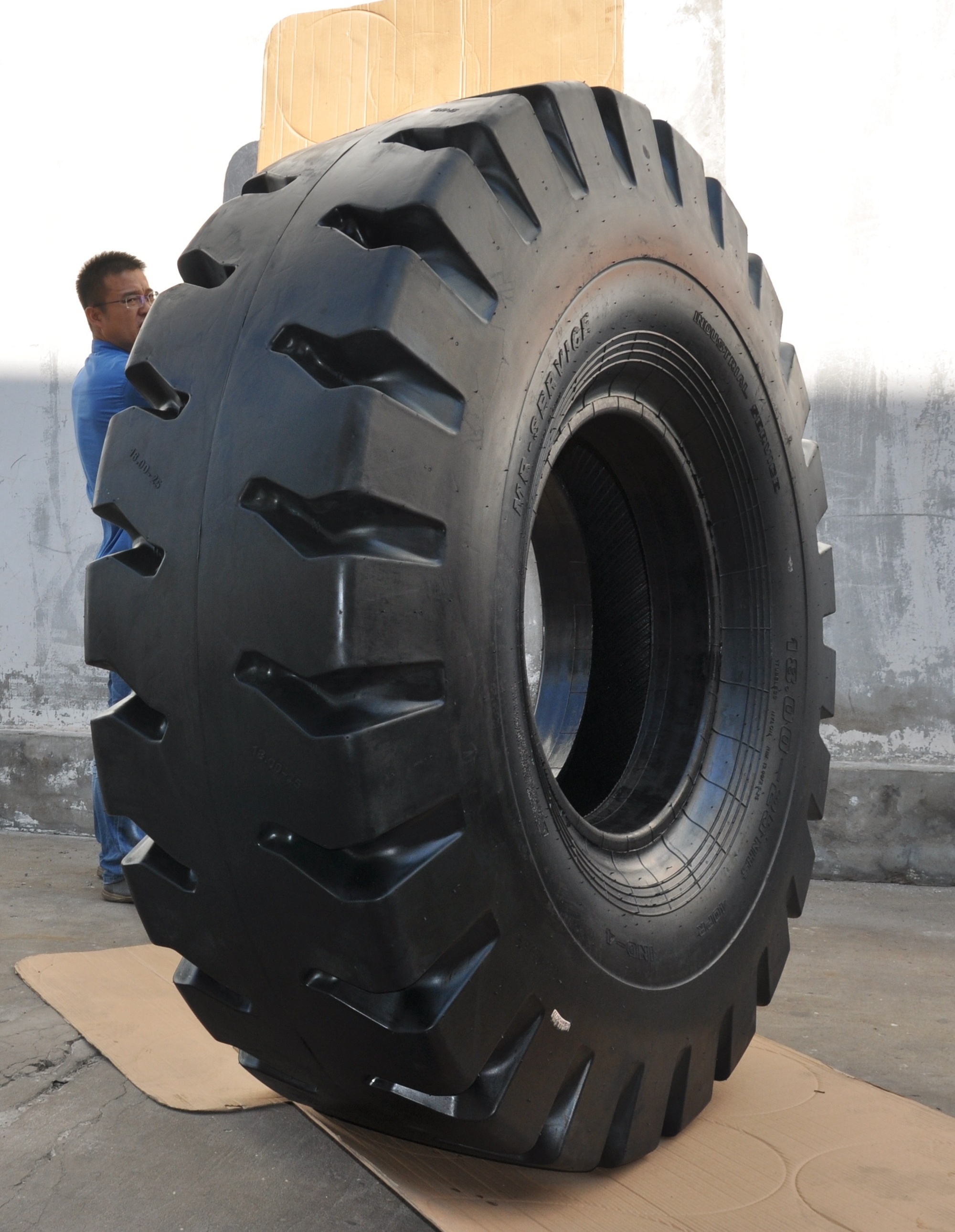 Factory Wholesale Tyres for Dumpers E4 Heavy Duty Bias Tires 1800-33 1800-25 2100-25 Economic Dump Truck Tire 18.00-25 1800x25