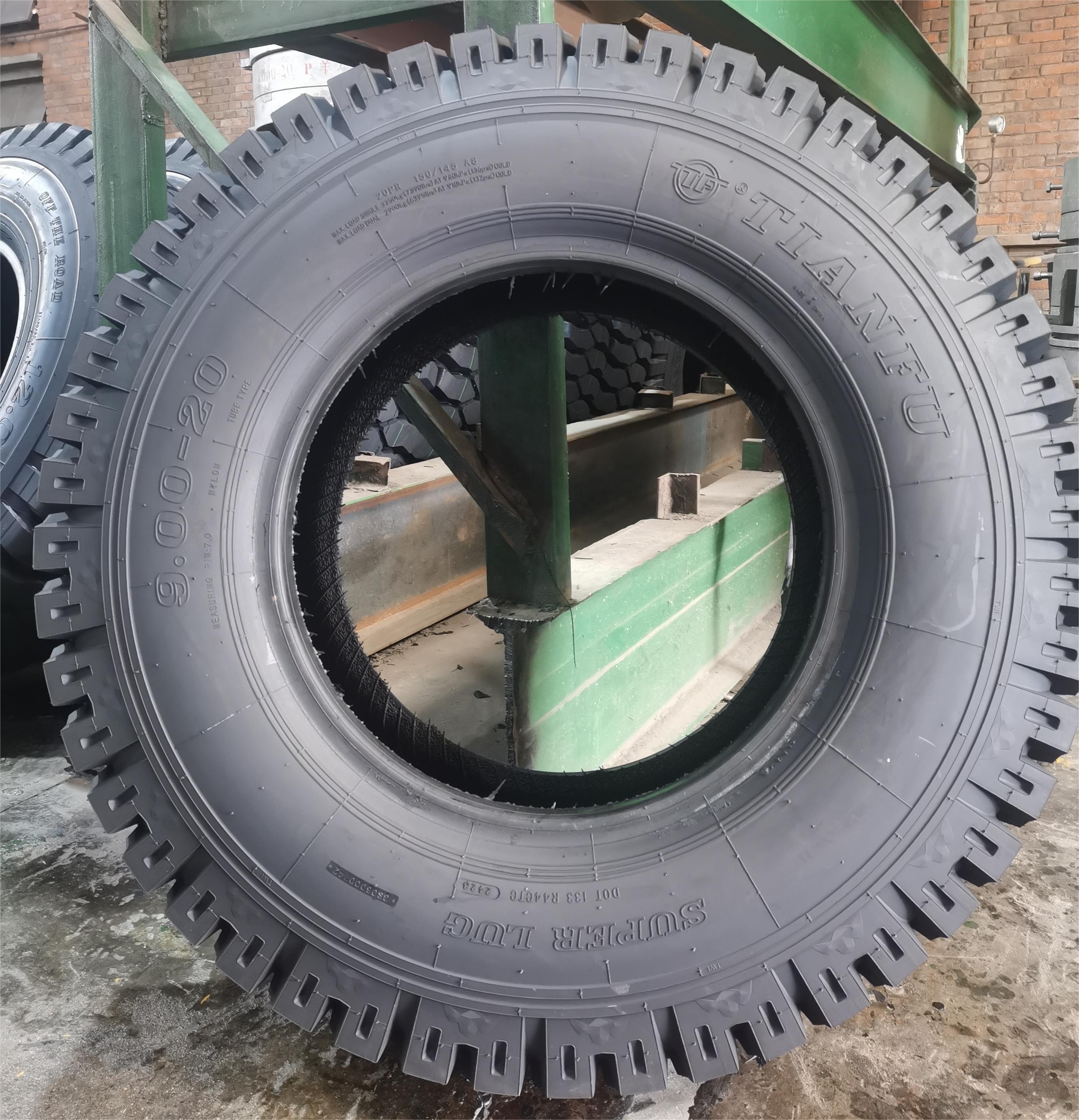 Natural Rubber Chinese Cheap Price Nylon LBT Tyres Super Lug Bias Light Truck Tires 9.00-20 900 20 900-20 900x20 LT Tire