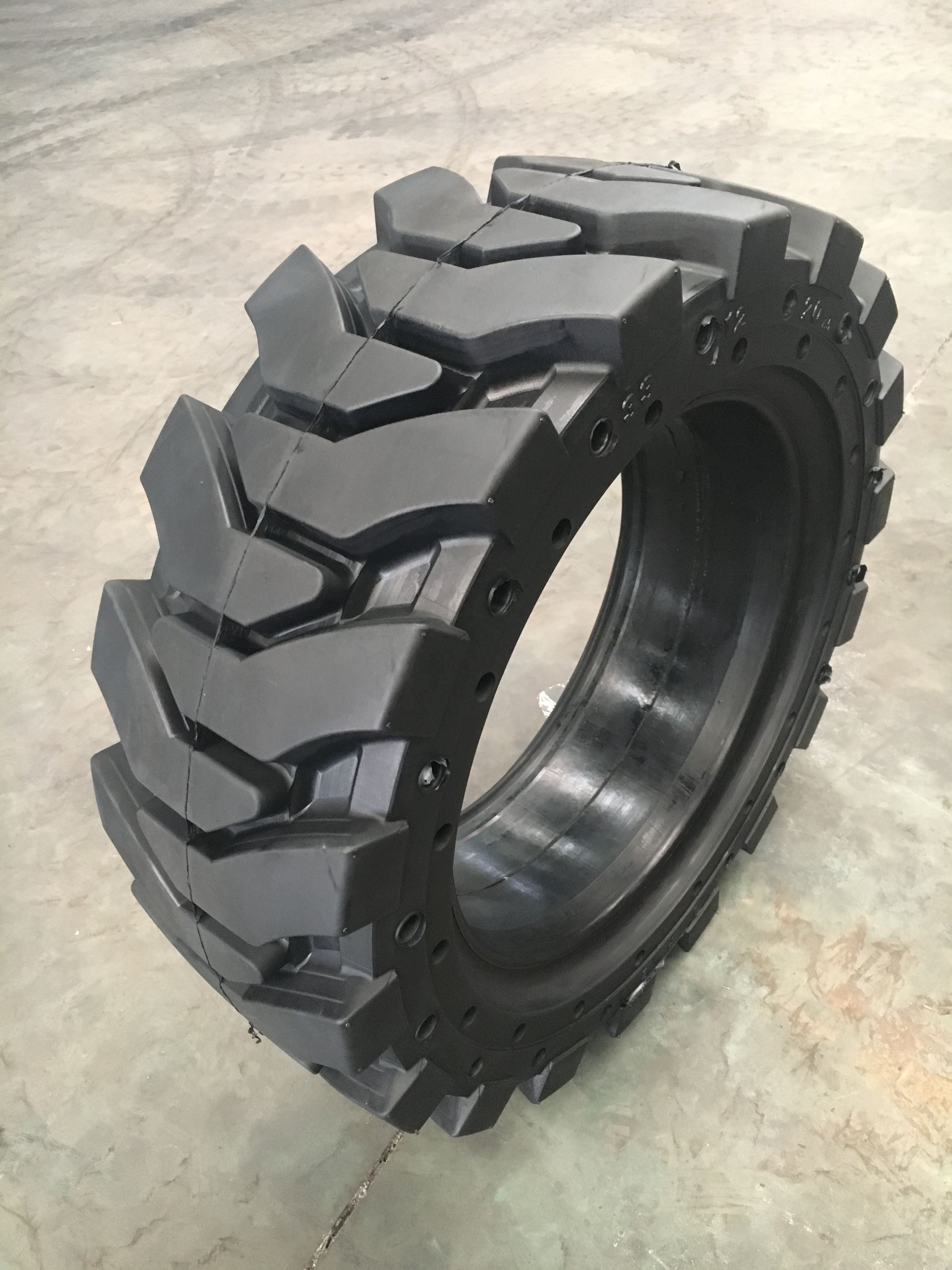 skid steer solid tires  10-16.5 10x16.5 12x16.5 12*16.5  10*16.5 14-17.5 16/70-16 16/70-20 20.5/70-20 385/65-24 for Bobcat tyres