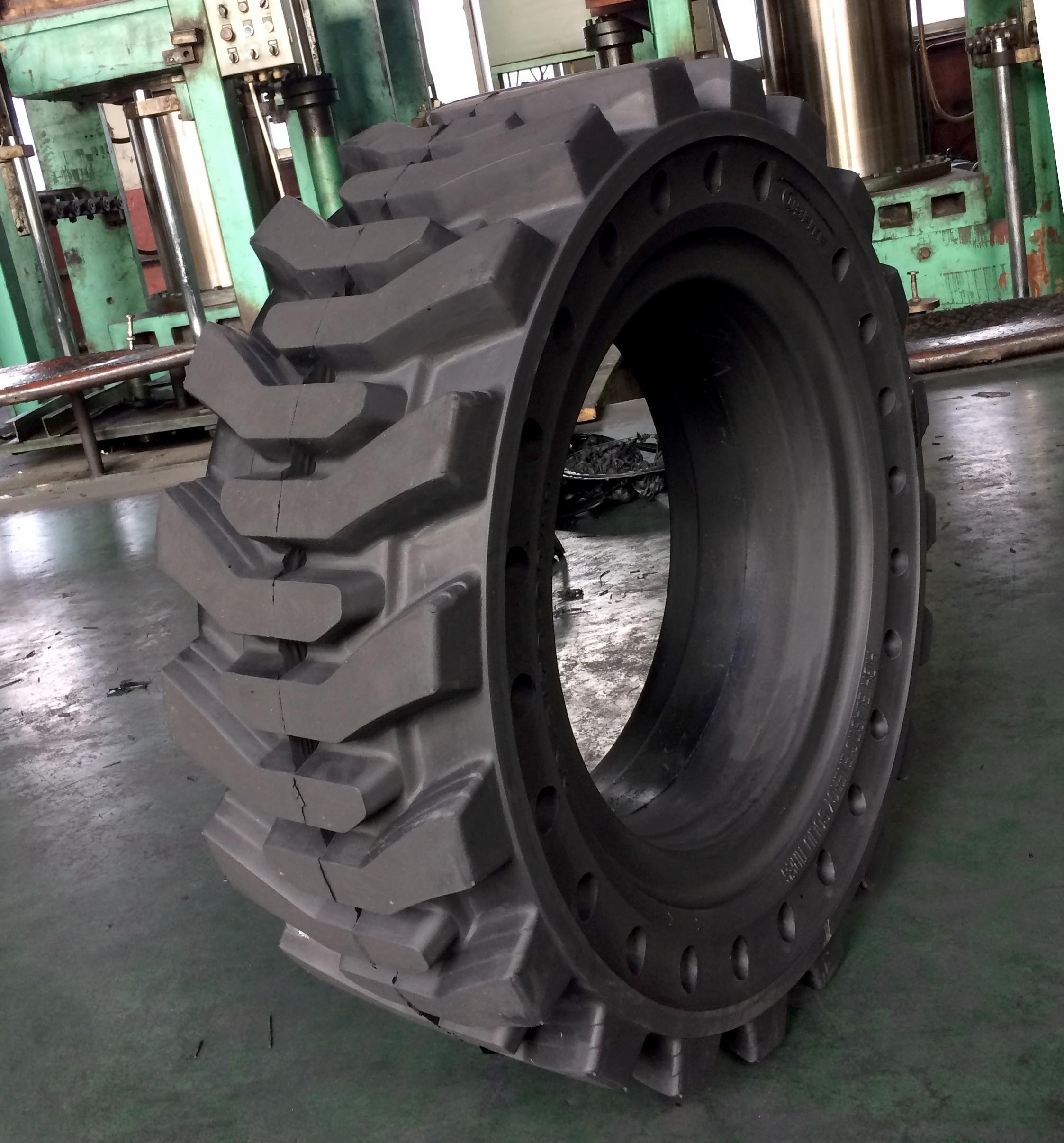 skid steer solid tires  10-16.5 10x16.5 12x16.5 12*16.5  10*16.5 14-17.5 16/70-16 16/70-20 20.5/70-20 385/65-24 for Bobcat tyres