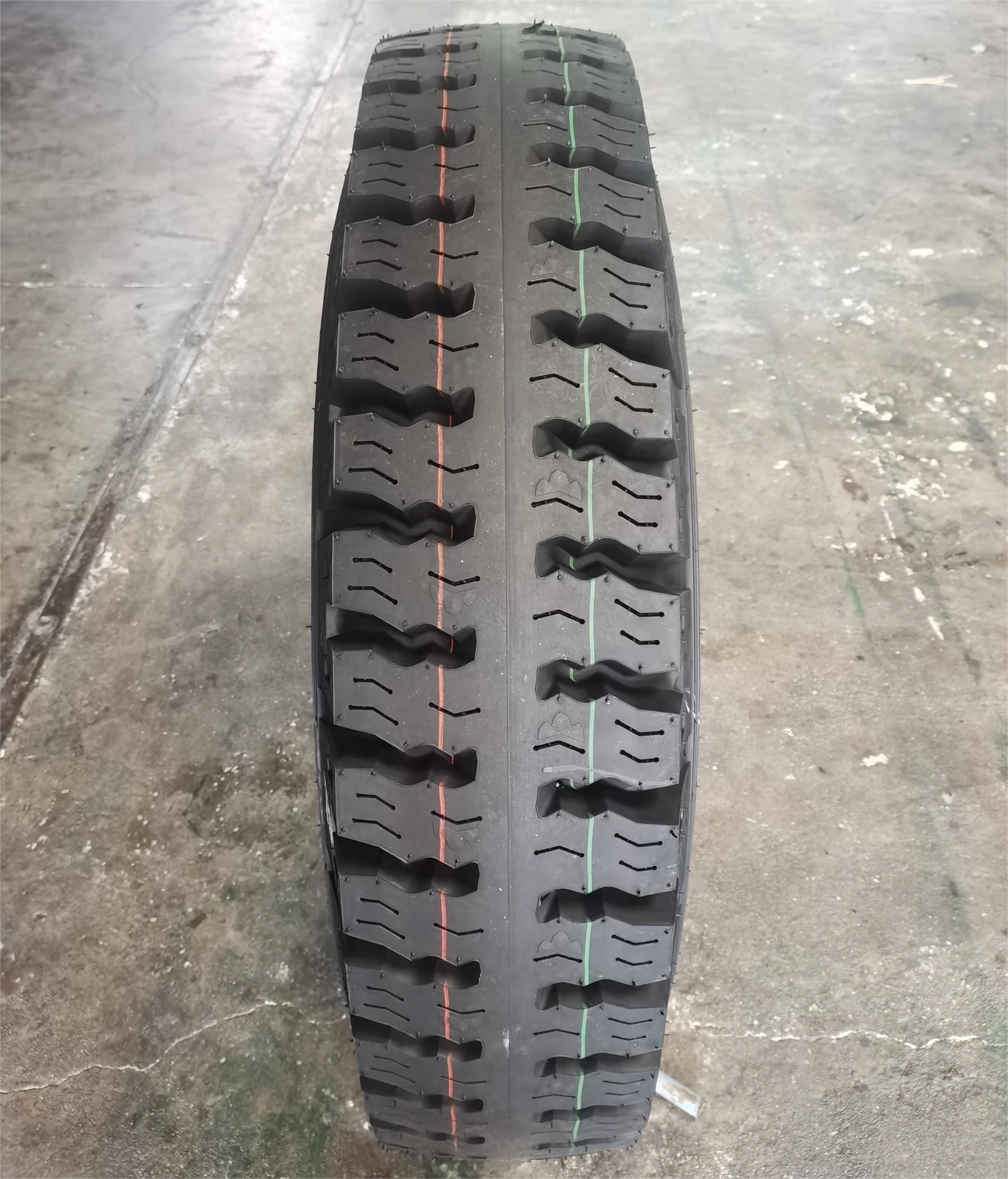 Natural Rubber Chinese Cheap Price Nylon LBT Tyres Super Lug Bias Light Truck Tires 9.00-20 900 20 900-20 900x20 LT Tire