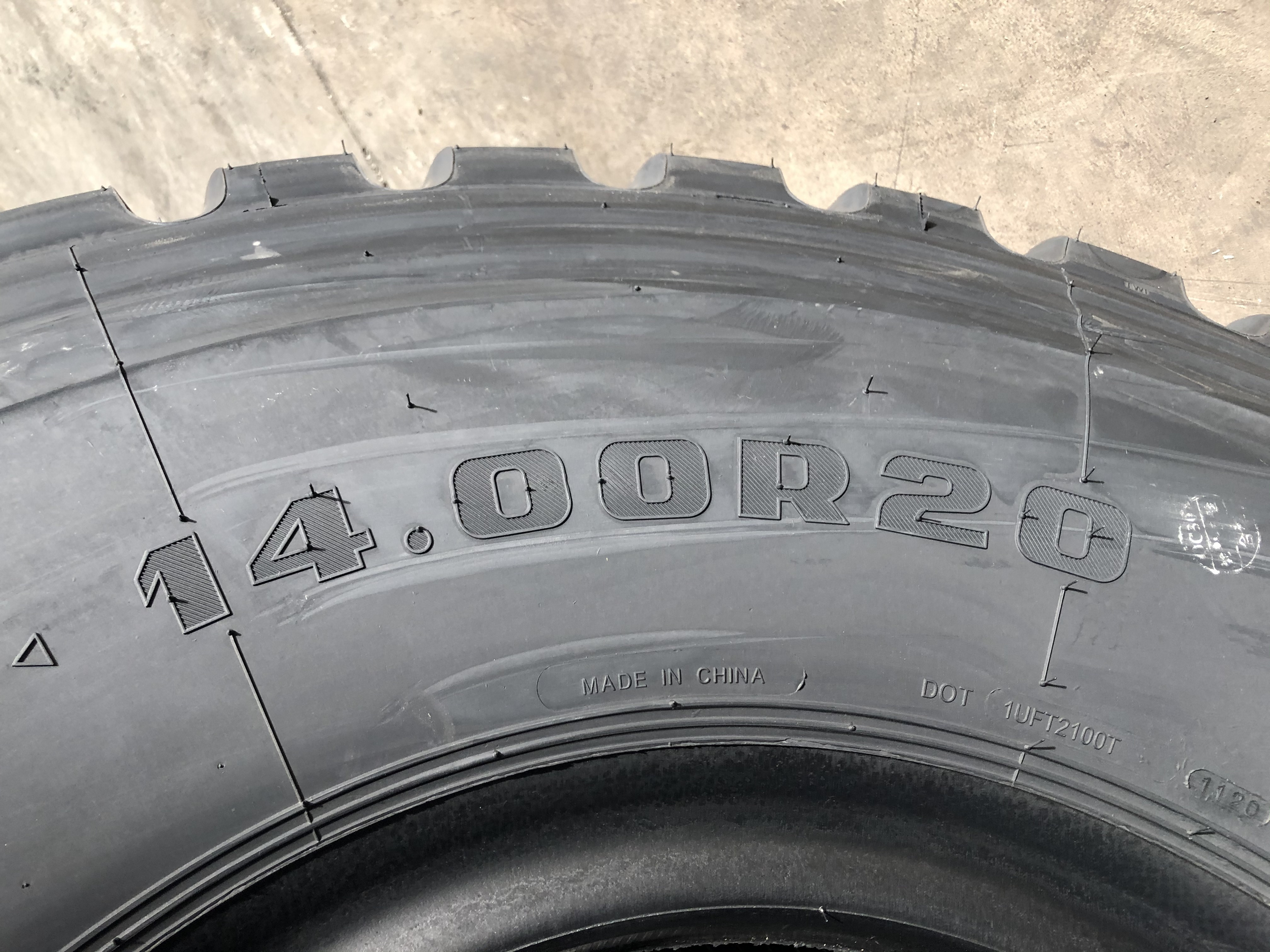 Truck Tyre 11r18 12.5r20 Tubeless Tube Tyre Radial Tyre