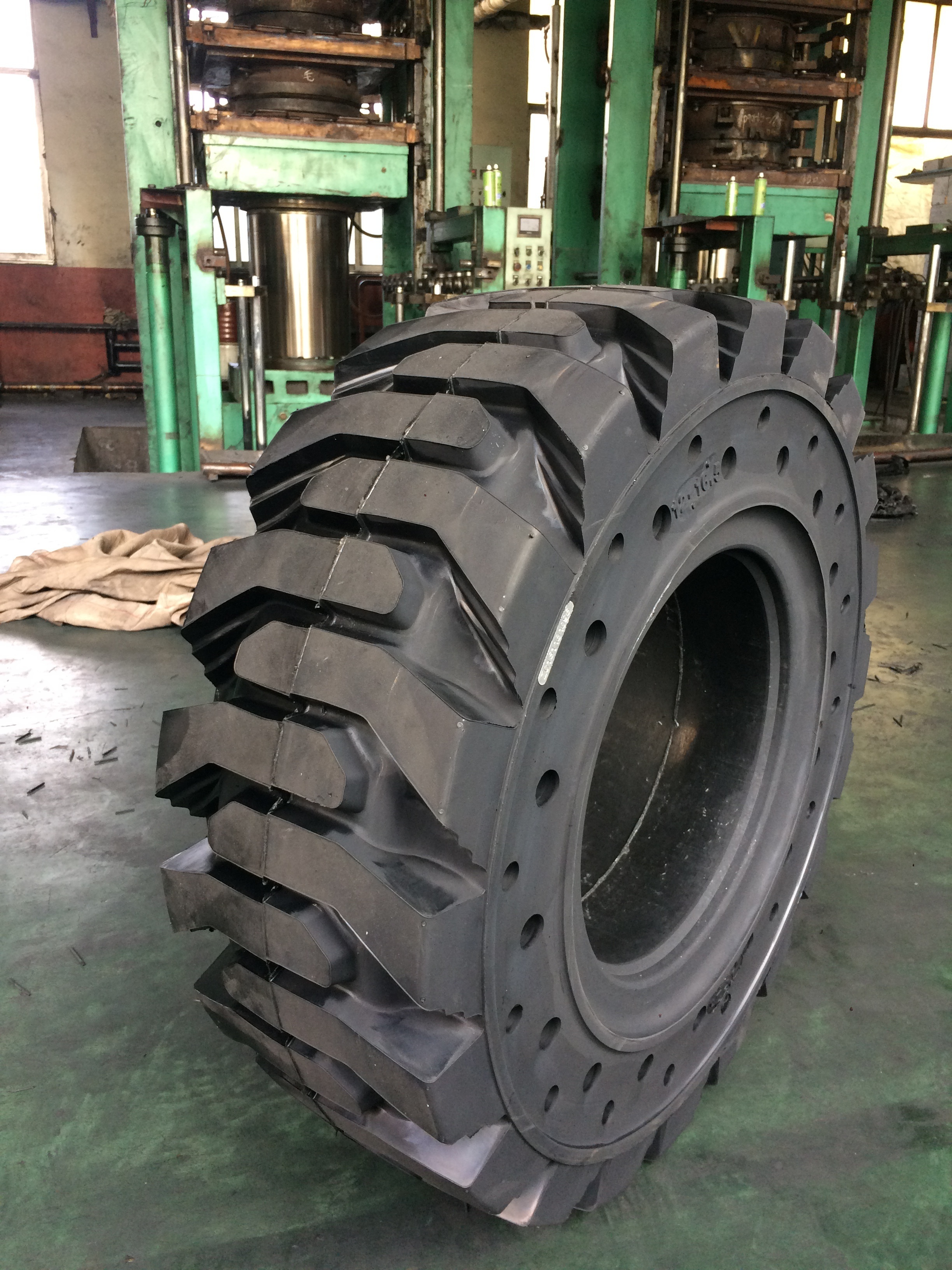 skid steer wheels heavy duty solid rubber tire 33x12-20  12-16.5