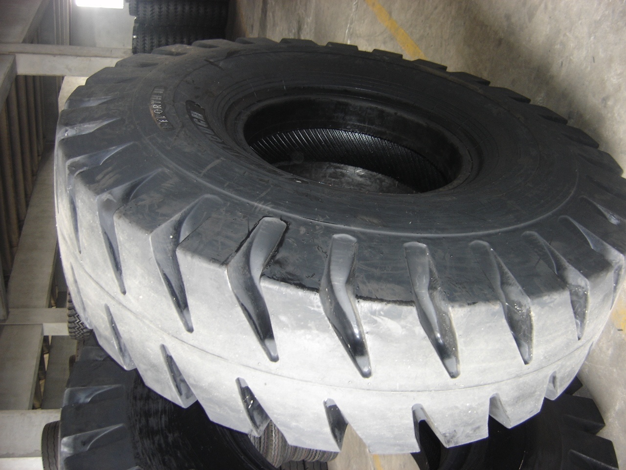 Port Forklift Truck Tyres Bias Tires for Reach Stackers Heavy Duty Port Tyre 18.00-25 1800 25 1800x25 1800-25 1800-33 1800 33