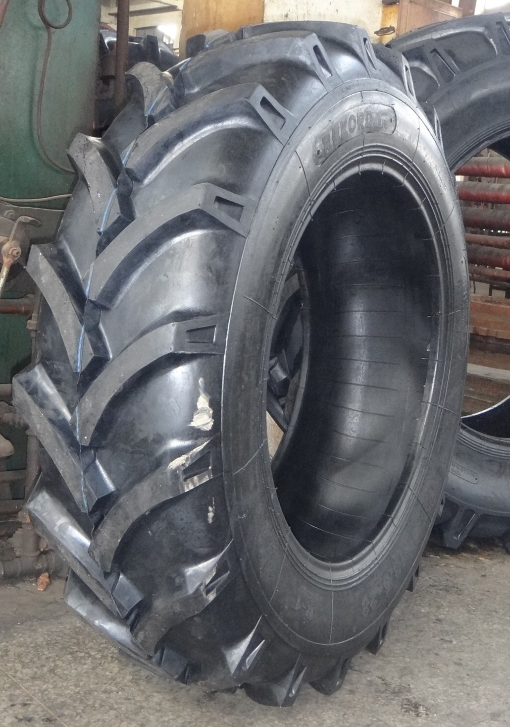 High quality 11.2-38 11.2-24 13.6-28 11.00-38 11.2-20 12.4-28 14.9x24 16.9 30 18 4 38 23.1x34 rear tractor tires for sale