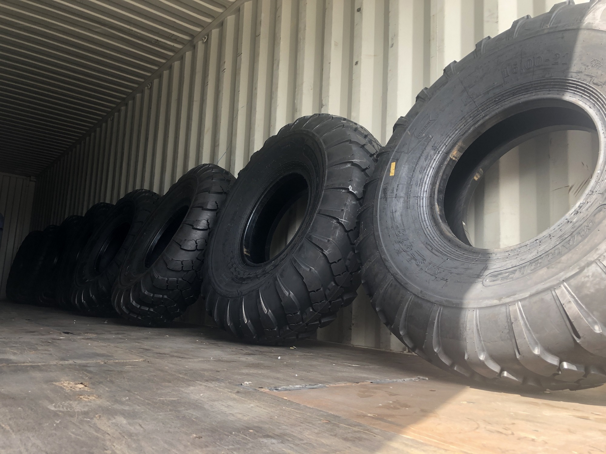 high quality 1500x600-635 1600X600-685 15.00-21 13.00-18 truck tyre