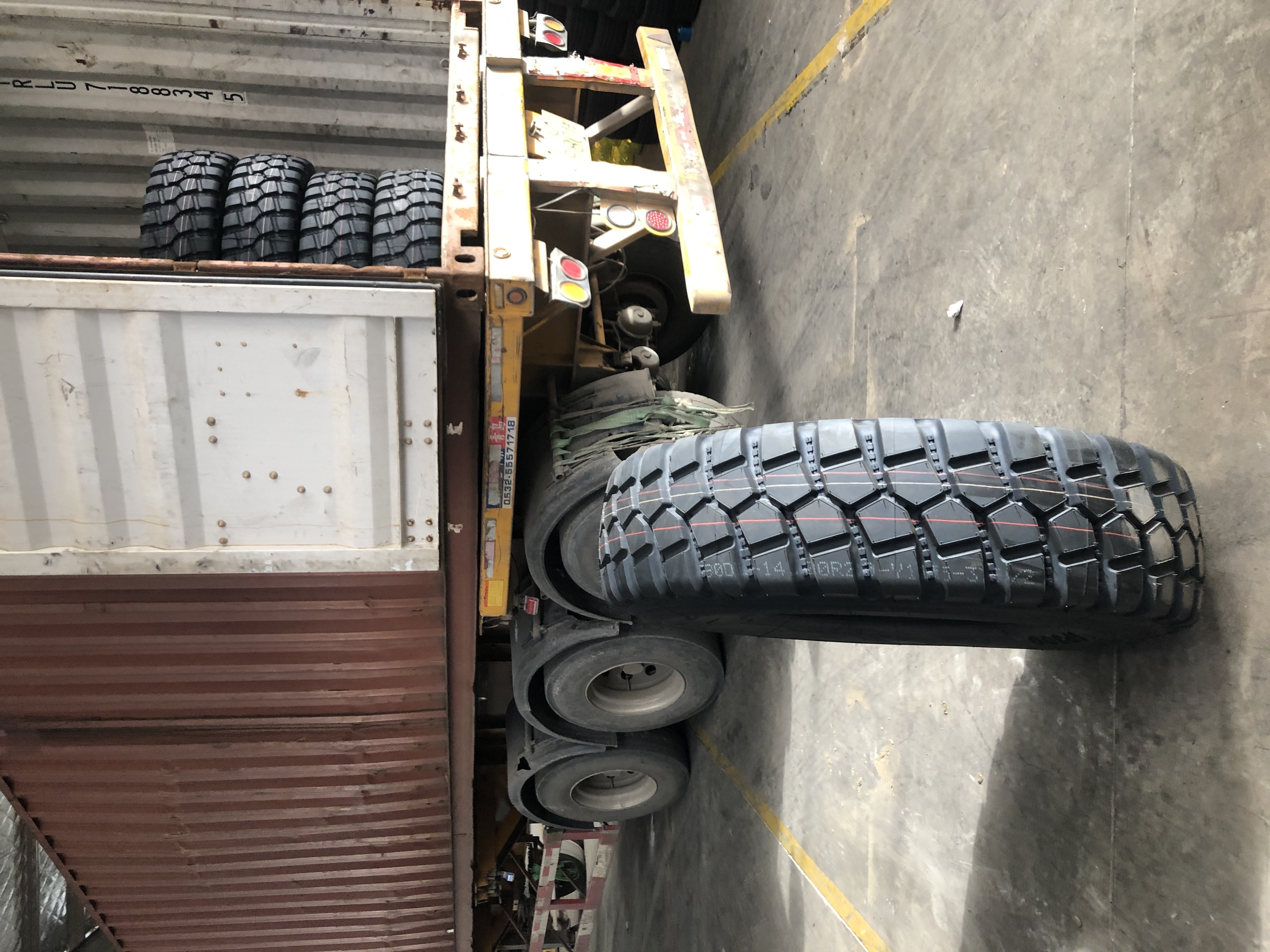 Truck Tyre 11r18 12.5r20 Tubeless Tube Tyre Radial Tyre