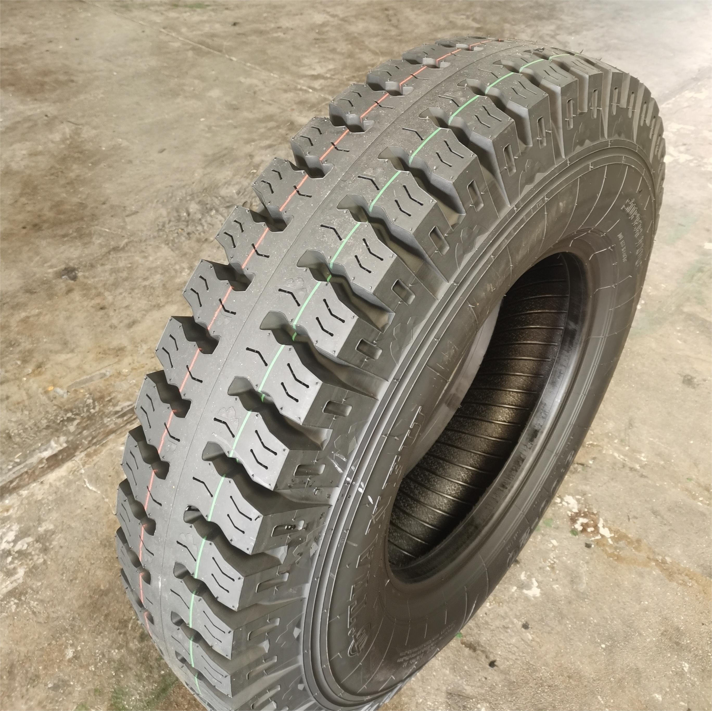 Natural Rubber Chinese Cheap Price Nylon LBT Tyres Super Lug Bias Light Truck Tires 9.00-20 900 20 900-20 900x20 LT Tire