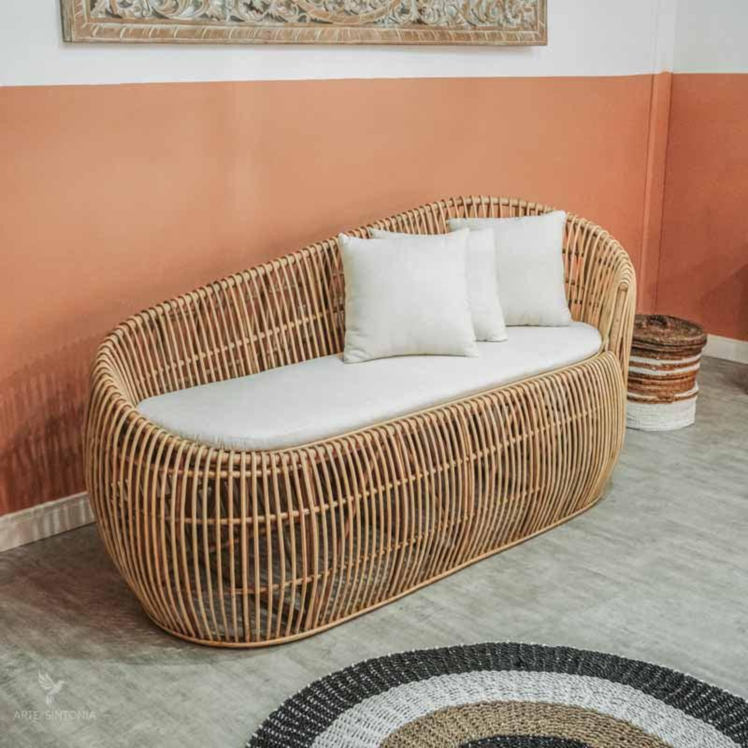 Wicker rattan sofa chair with artistic design for relaxed home decoration at the best price