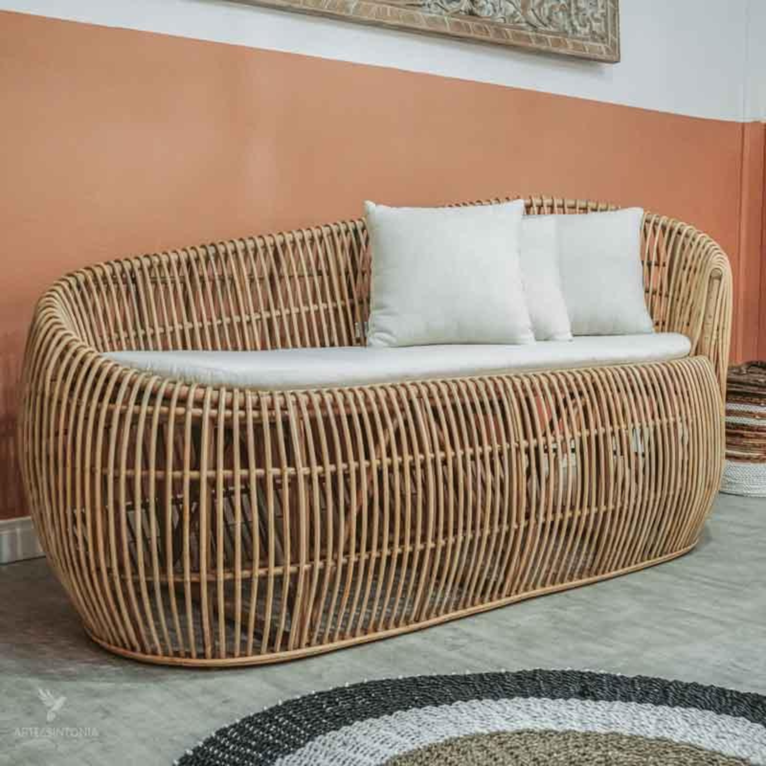 Wicker rattan sofa chair with artistic design for relaxed home decoration at the best price