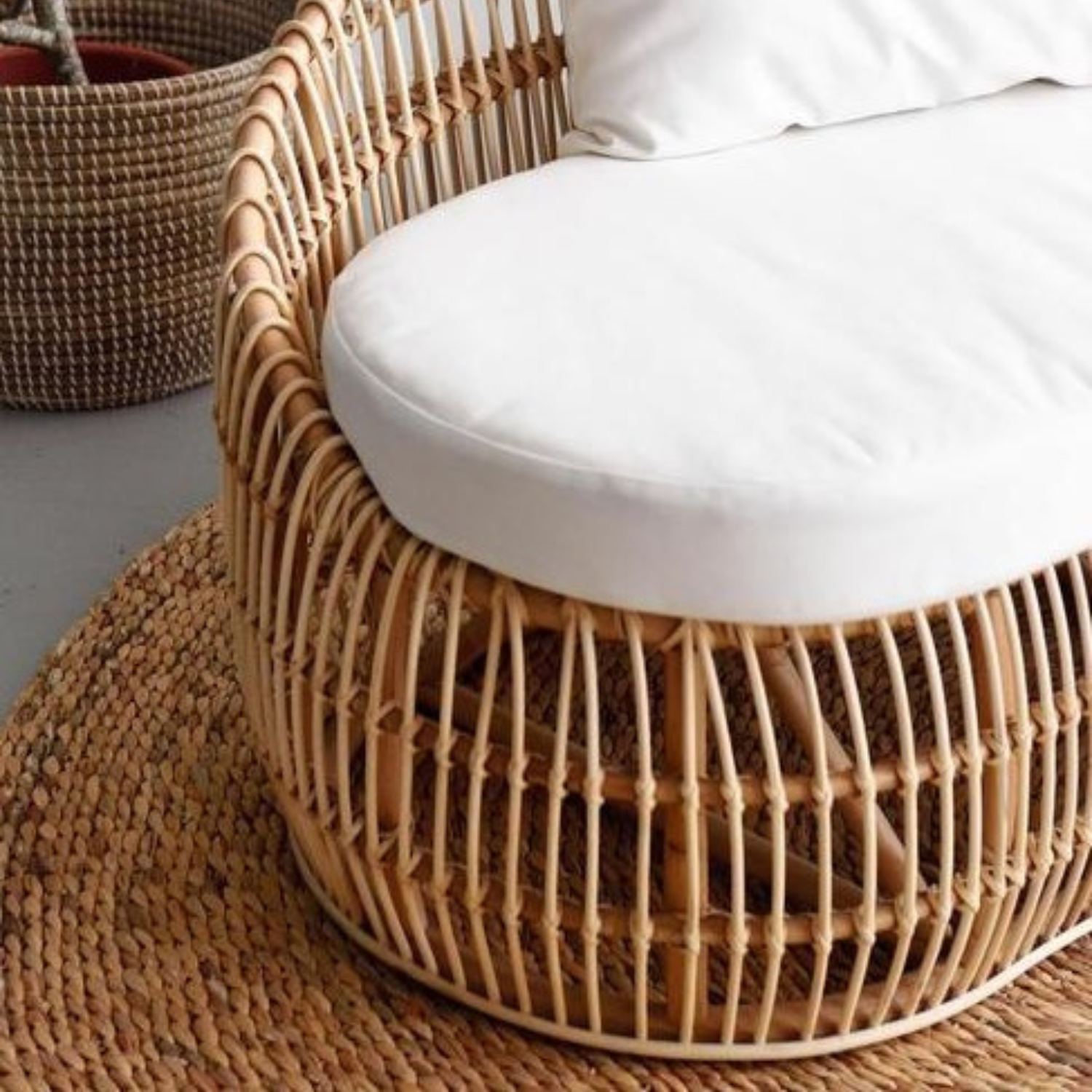 Wicker rattan sofa chair with artistic design for relaxed home decoration at the best price