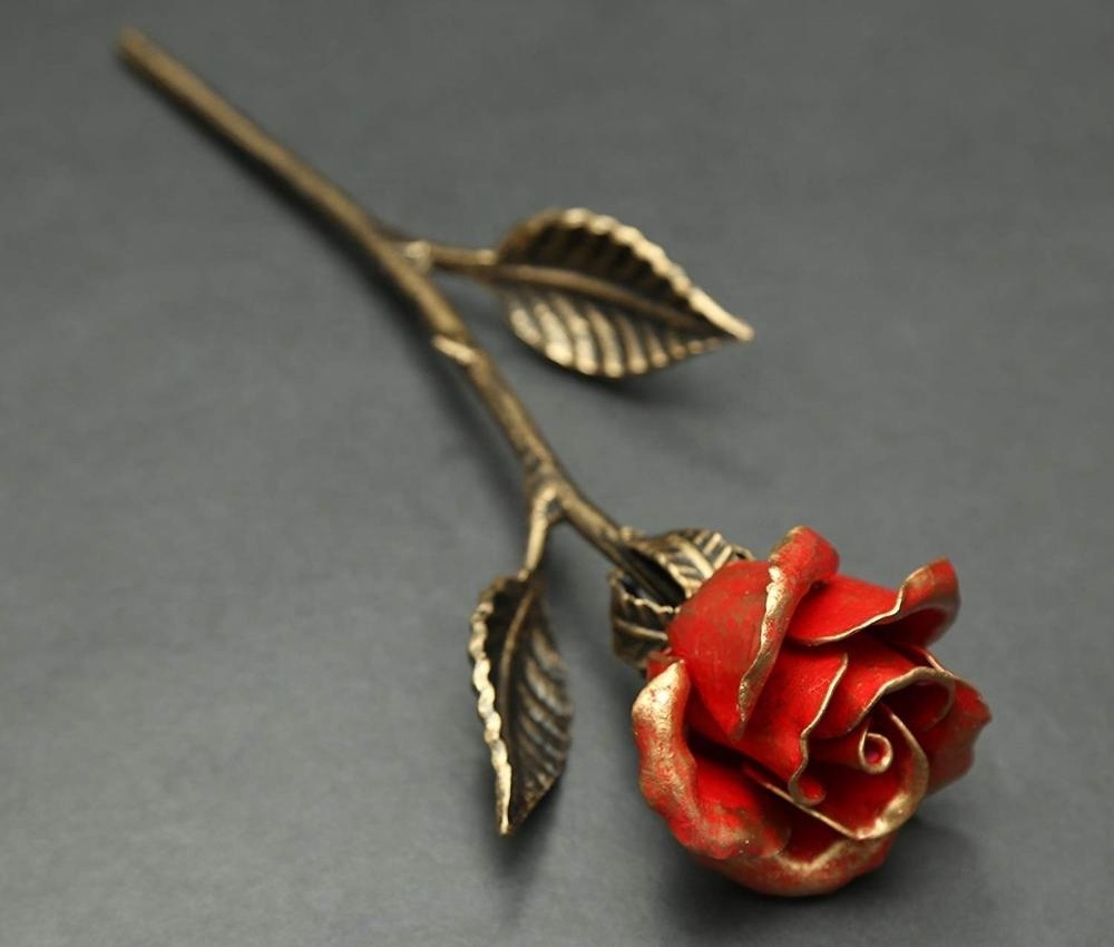 Glamorous Metal Rose Cover Leaves Gift of Everlasting Love Home Decoration Wrought Iron India Flower in Antique Red