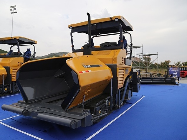 Hot Sale Asphalt Concrete Road Asphalt Paver SAT45TC-8 Rp903 with Paving Width 4.5m