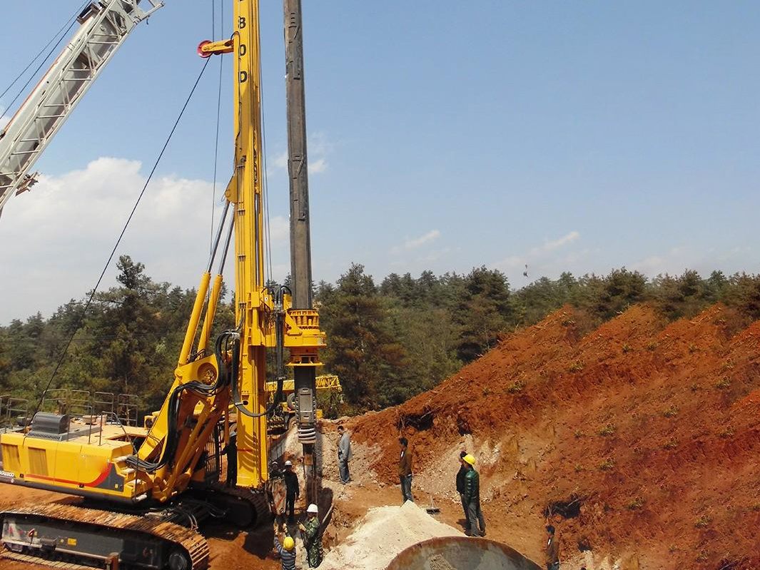 XR468F Powerful penetration into the rock 3000mm drilling diameter Rotary drilling rig For high-rise building