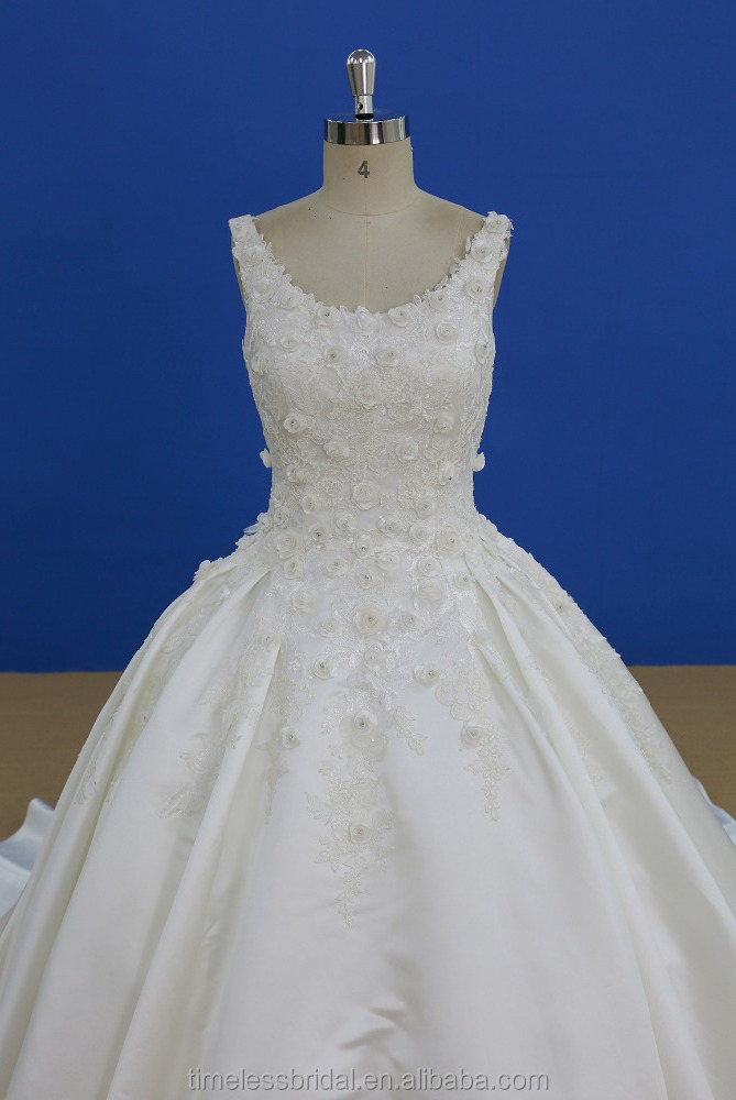 Latest lace appliqued handmade flower wedding dress bridal gown