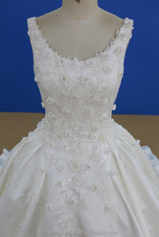 Latest lace appliqued handmade flower wedding dress bridal gown