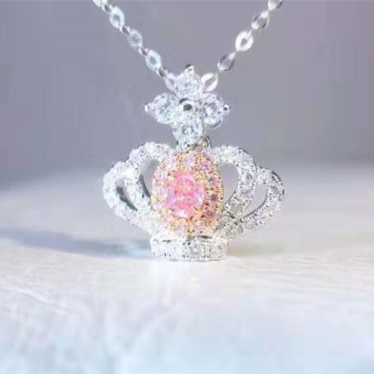 Fine Jewelry Trendy 2023 Custom Crown Diamond Pendant 18k Au750 Gold 0.075ct Natural Real Pink Diamond Charm Necklace