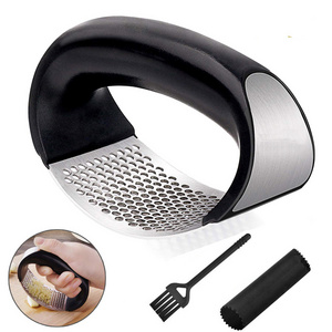 Hot sell kitchen gadgets garlic press stainless steel Garlic crusher rocker and mincer ginger squeezer slicer