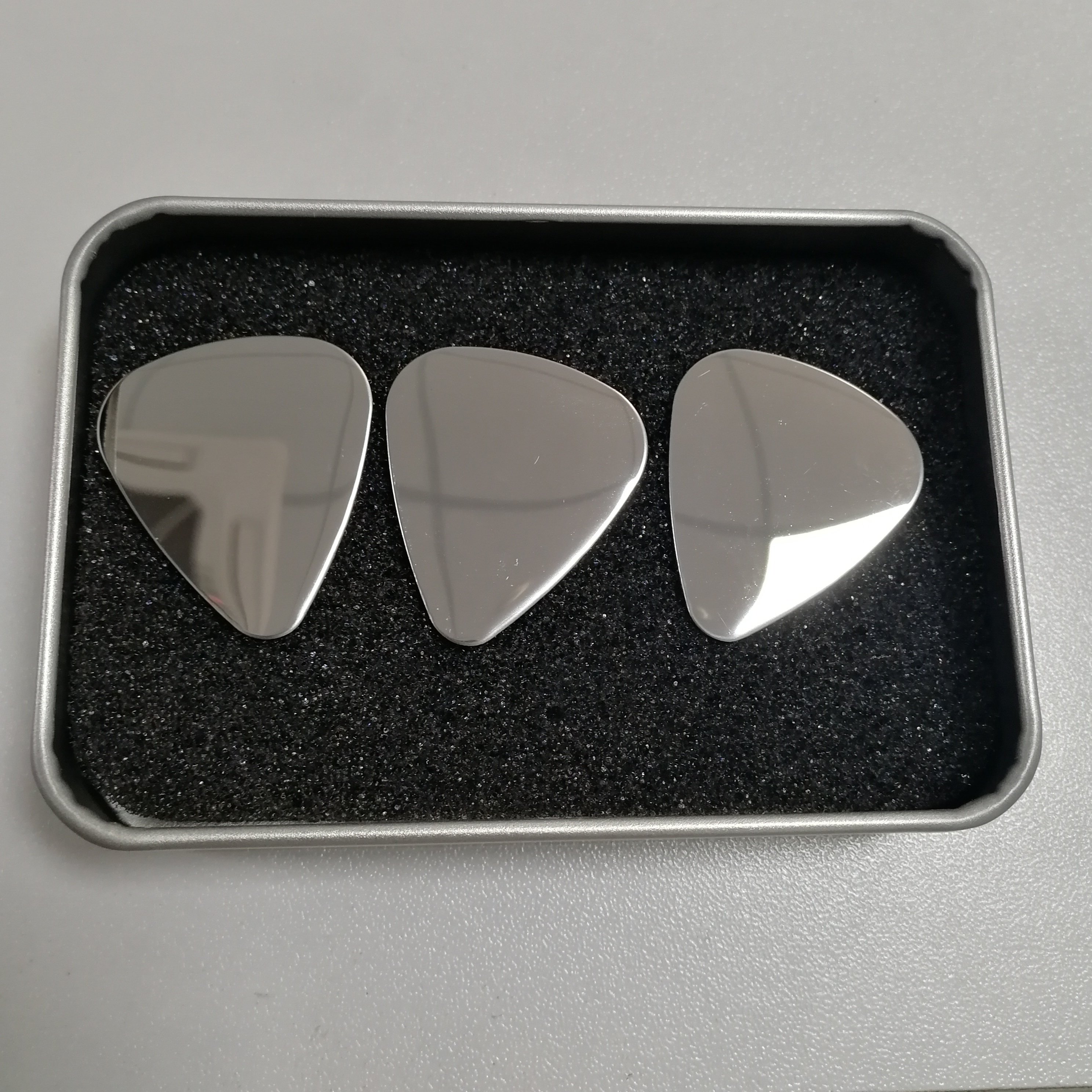 Metal Box Packing Blank 0.3mm Guitar Pick Stainless Heart Shape Steel Guitar Picks With The Window Tin Box