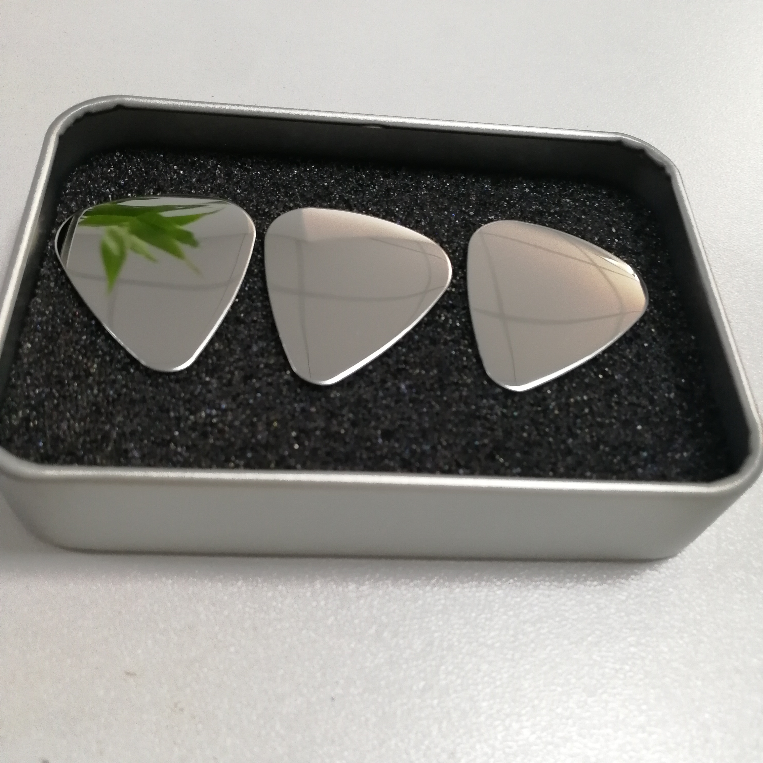 Metal Box Packing Blank 0.3mm Guitar Pick Stainless Heart Shape Steel Guitar Picks With The Window Tin Box