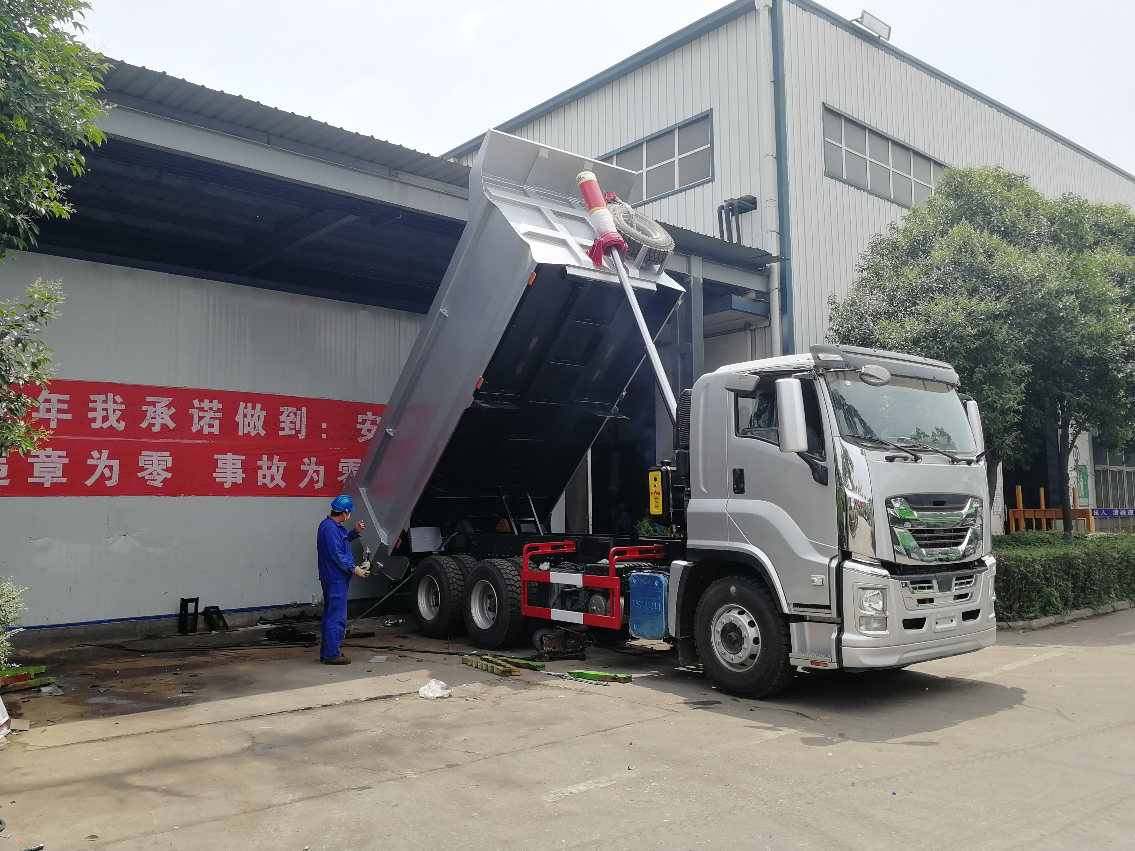 High Quality Isuzu Giga 6x4 18 cbm  30 tons Dump Truck Tipper Truck