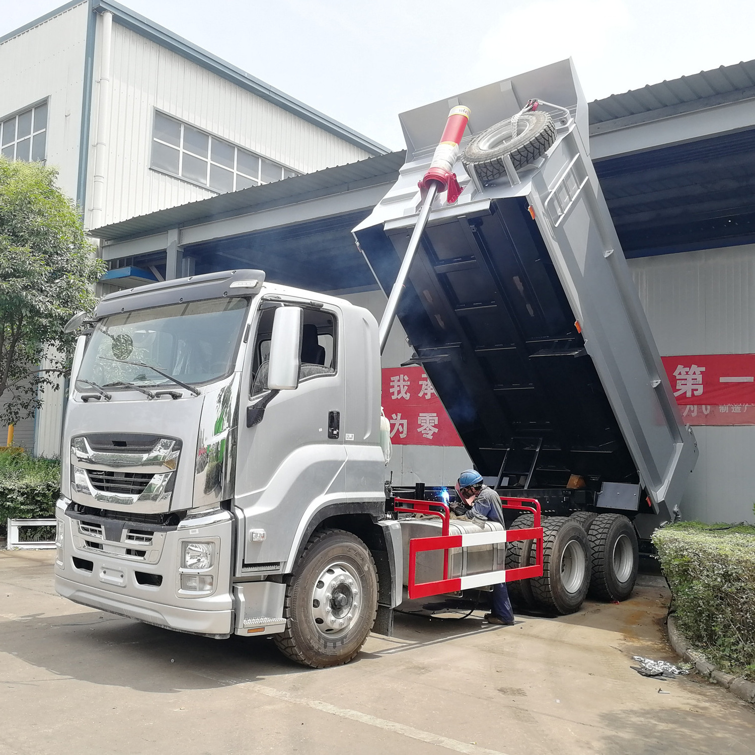 High Quality Isuzu Giga 6x4 18 cbm  30 tons Dump Truck Tipper Truck