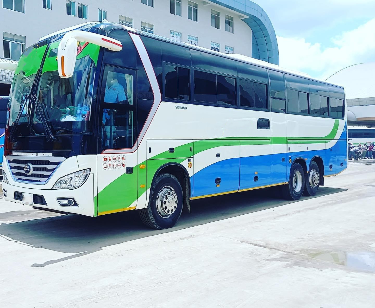 70 seats passenger seats ZK6126D coach bus with TV Screens and  USB charging port in right hand drive