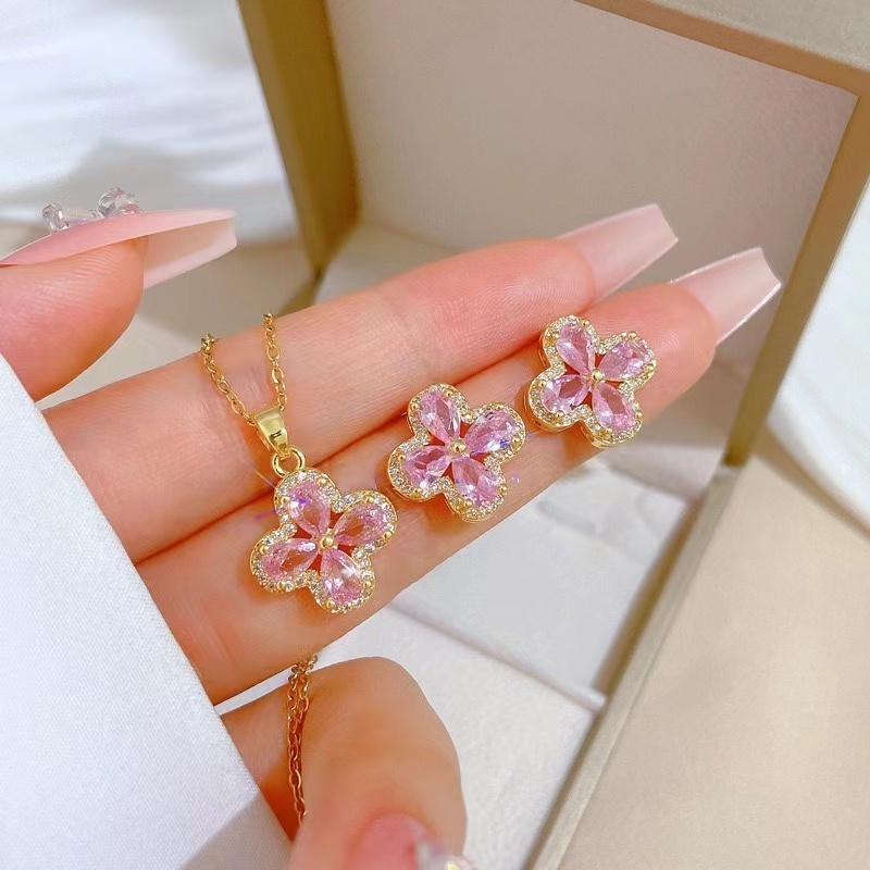 2024 Fashion Iced Out Four Leaf Clover CZ Pendant Necklace Pink Cubic Zircon Women Icy Charm Necklace Jewelry