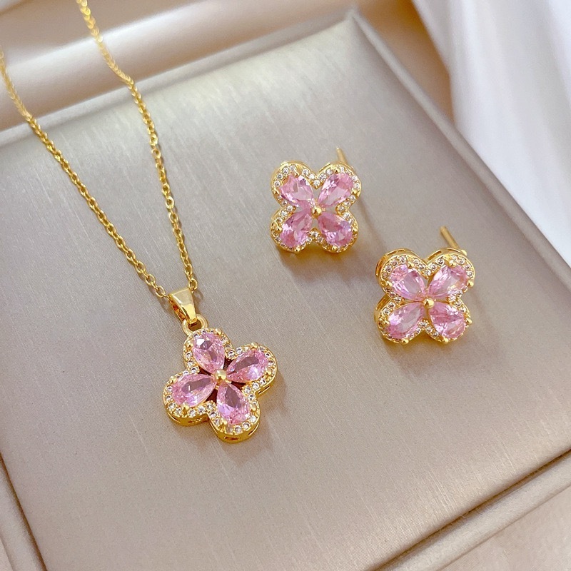 2024 Fashion Iced Out Four Leaf Clover CZ Pendant Necklace Pink Cubic Zircon Women Icy Charm Necklace Jewelry