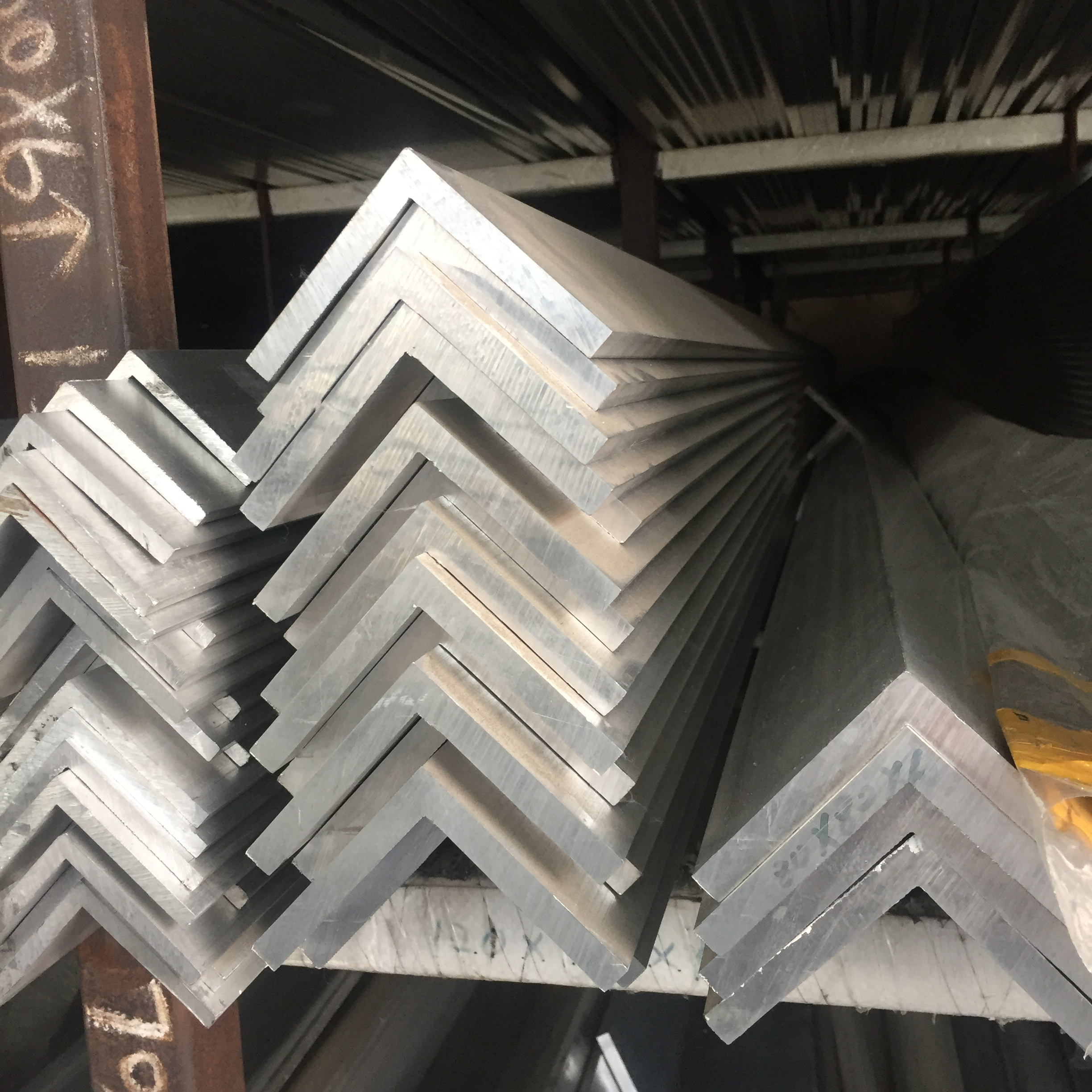 Hot rolled galvanized steel angles SS400 S235jr s275jr s355jr mild steel angle bar iron 75*75*5mm black HR MS Carbon angle steel