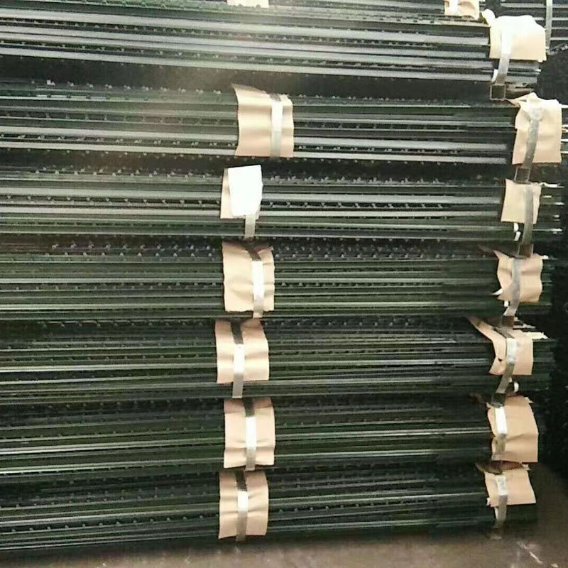 China Factory Green Painted Steel Fence T post Wholesale For Barbed Wire