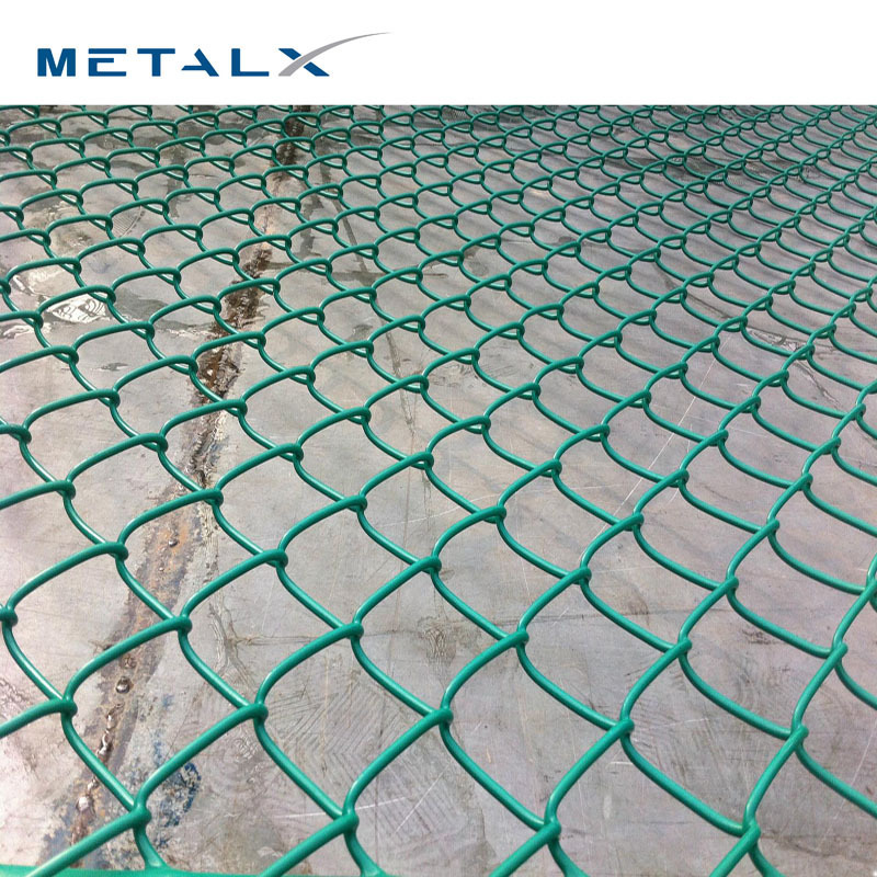 Commercial heavy duty galvanized steel pipe chain link fence 6 ft tall with the barbed wire