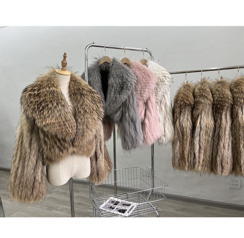 Wholesale Luxury Apparel High End Warm Women Short Fur Jacket Plush Knitted Real Raccoon Fur Coat With Big Collar