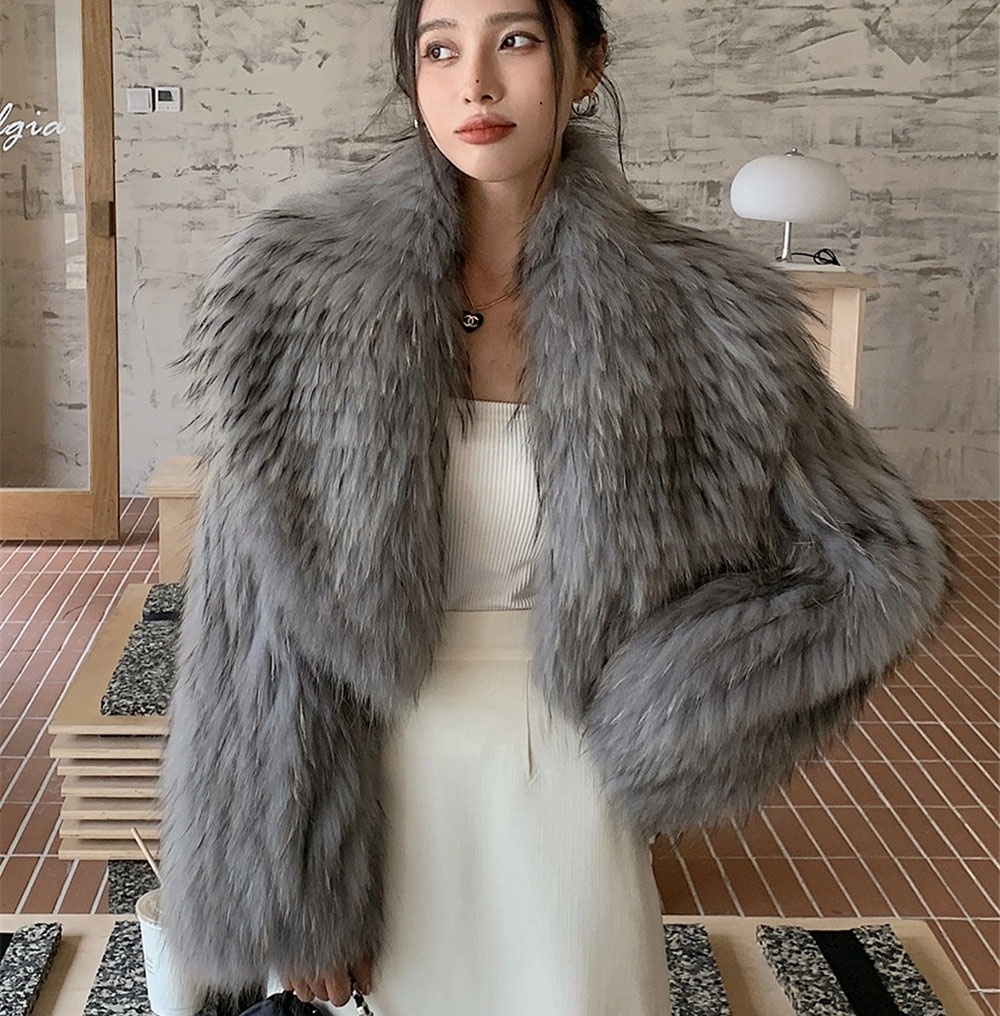 Wholesale Luxury Apparel High End Warm Women Short Fur Jacket Plush Knitted Real Raccoon Fur Coat With Big Collar