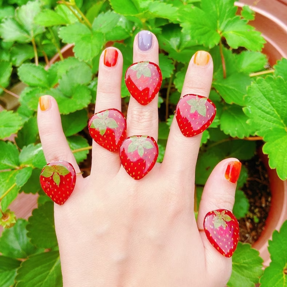 Cute Fruit Series Fashion Jewelry Fresh And Sweet Style Gold Plated Thin Circle Strawberry Resin Fruit Ring