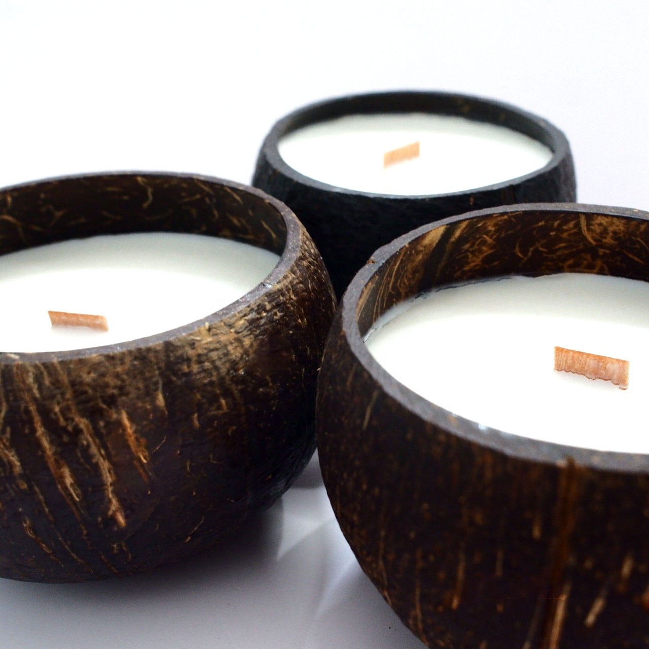 Hot Sell High Luxury Wholesale Soy Wax Candle unscented scented candles In Coconut shell bowl made in Vietnam Kelly Gifts