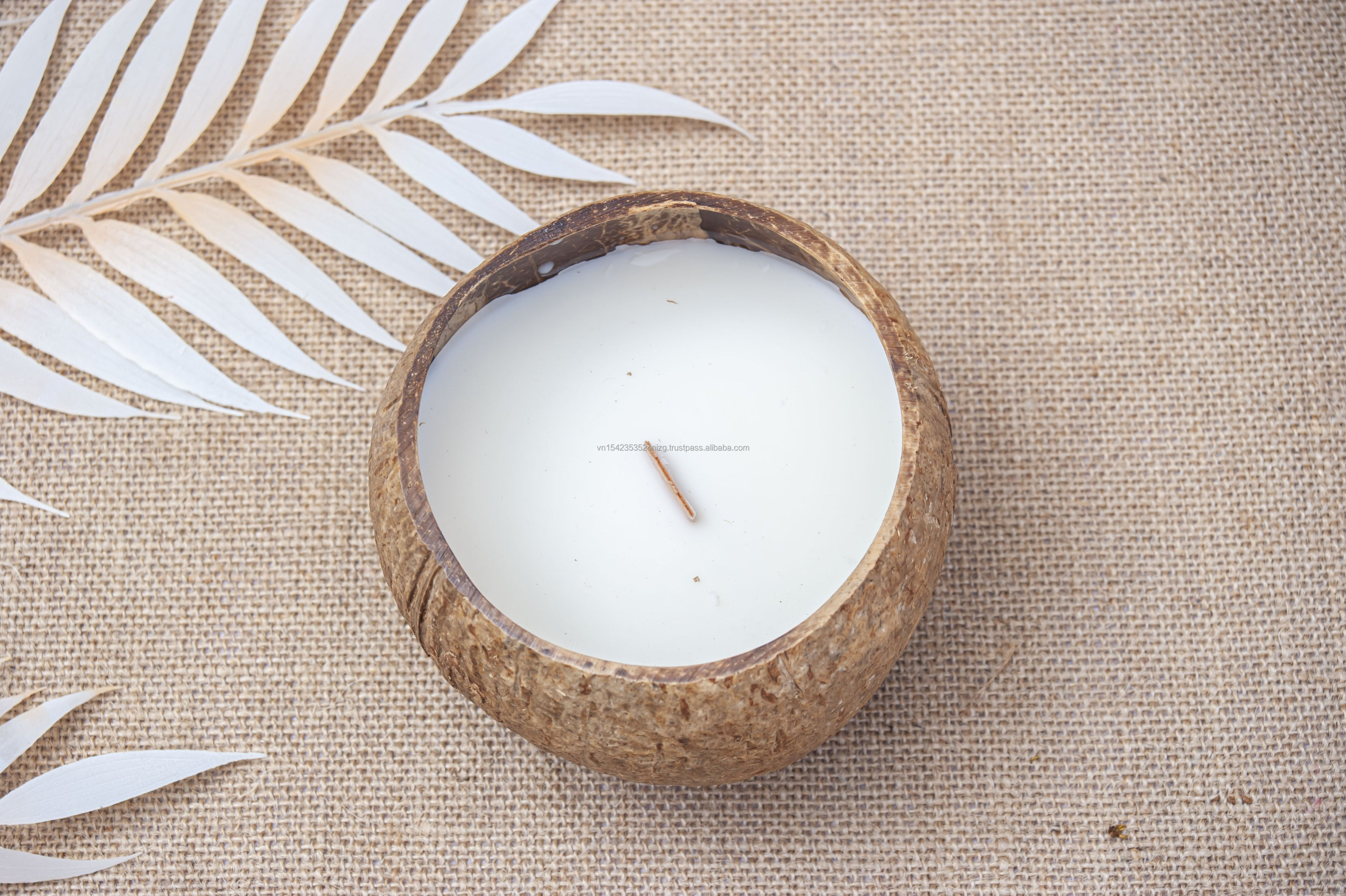 Hot Sell High Luxury Wholesale Soy Wax Candle unscented scented candles In Coconut shell bowl made in Vietnam Kelly Gifts