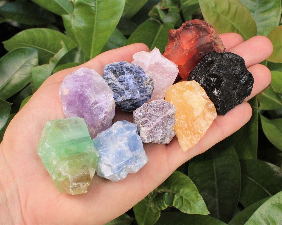 Mixed Wholesale Natural Crystal Rough Stone Energy Aromatherapy Essential Diffuser Raw Tumbled Stone Crystals for Wire Wrapping