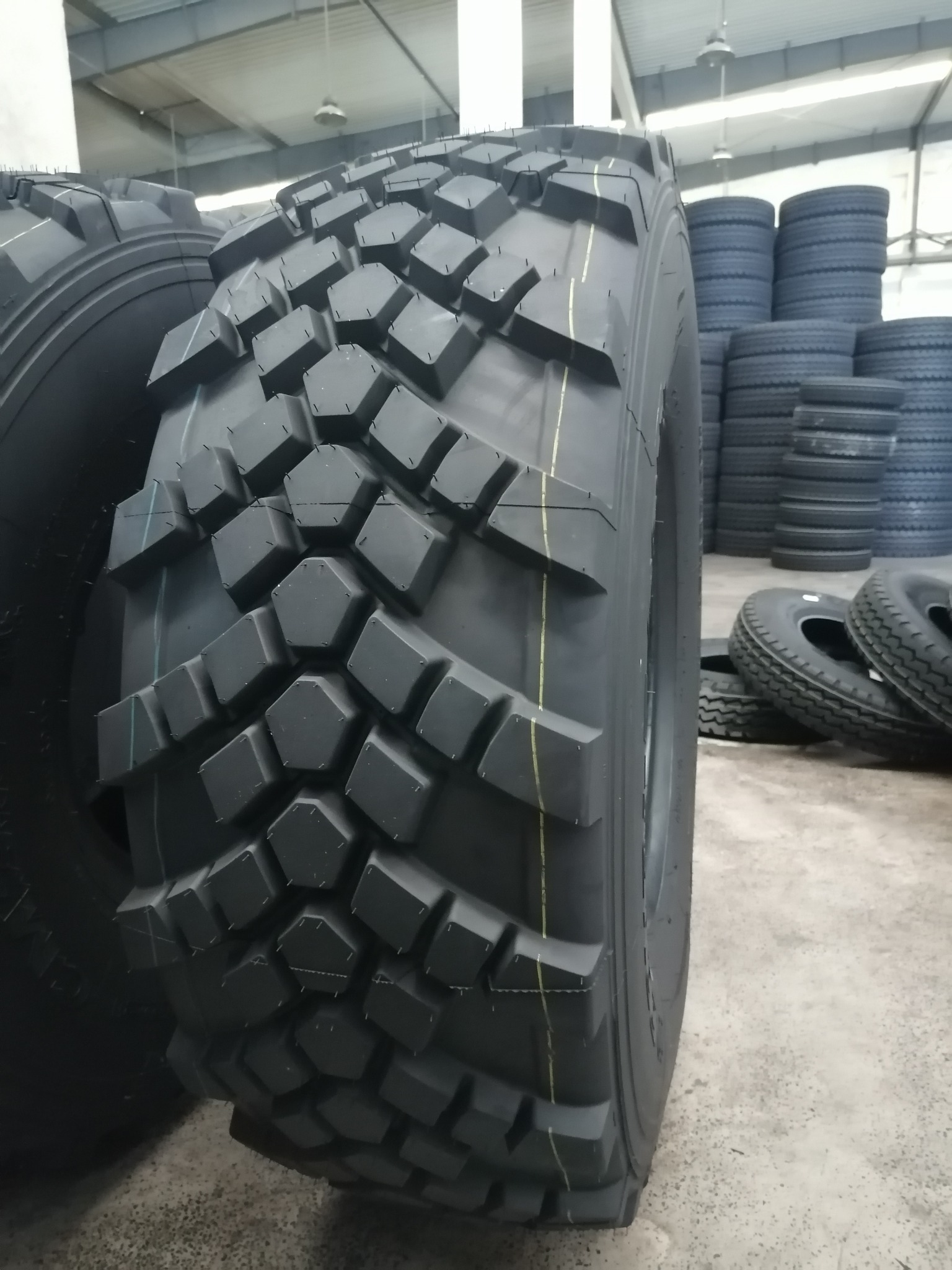 66x43.00-25 365/80r20 385/65r21 monster and general truck tires