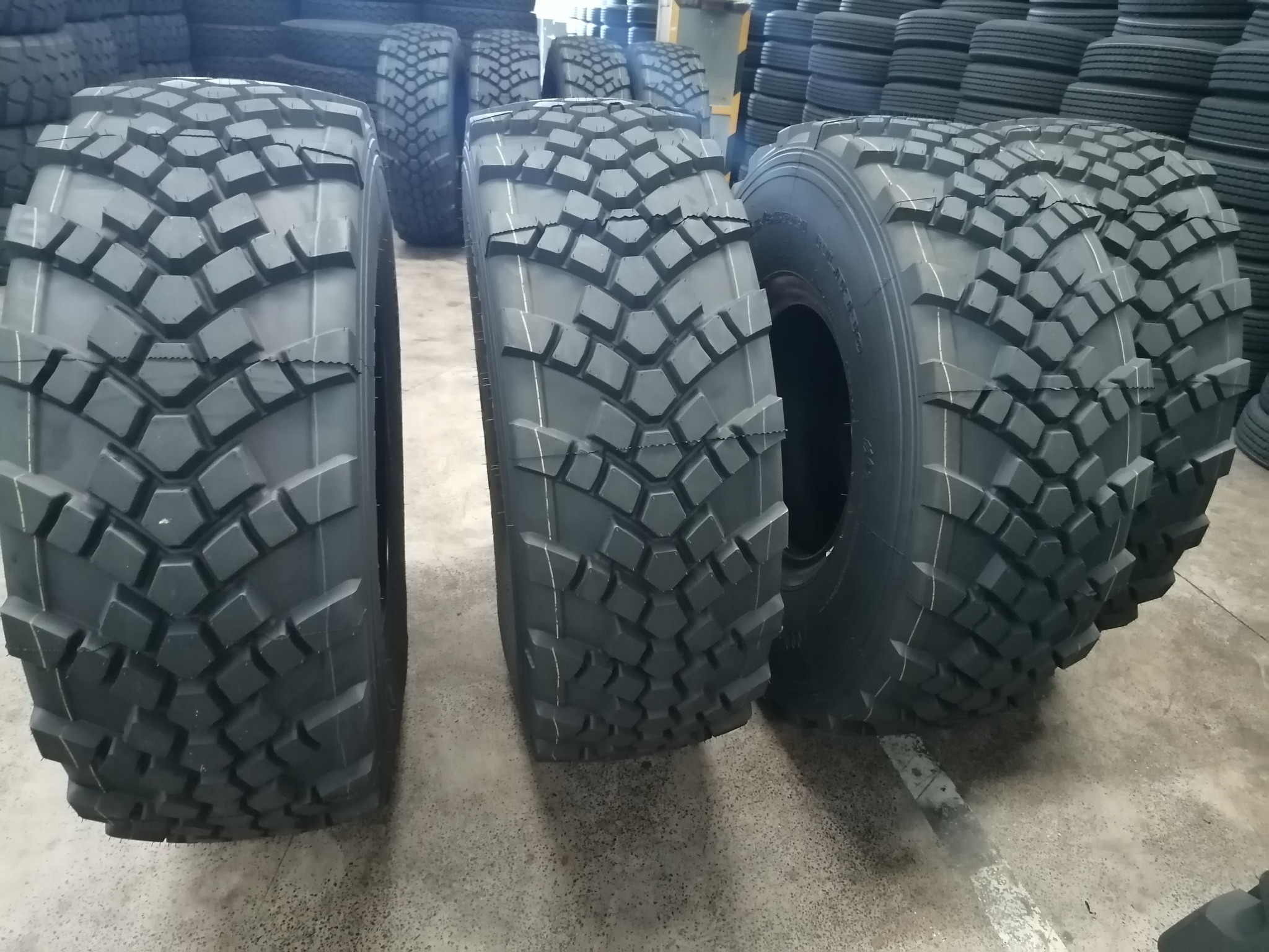 66x43.00-25 365/80r20 385/65r21 monster and general truck tires