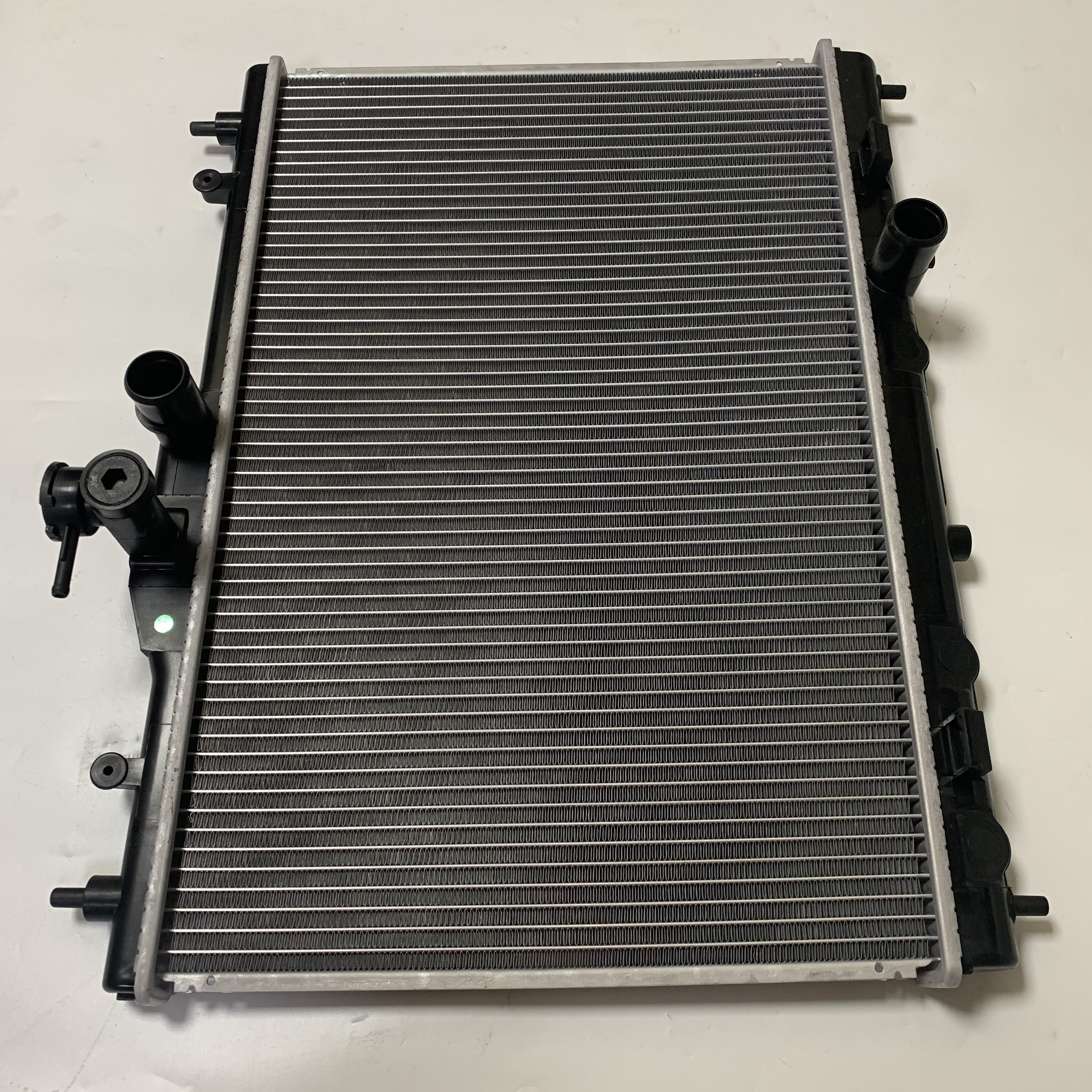 Engine Cooling Radiator OEM 21460-ED100 21460-ED000Aluminum Car Radiator For Nissan Tiida Versa pa66 gf30