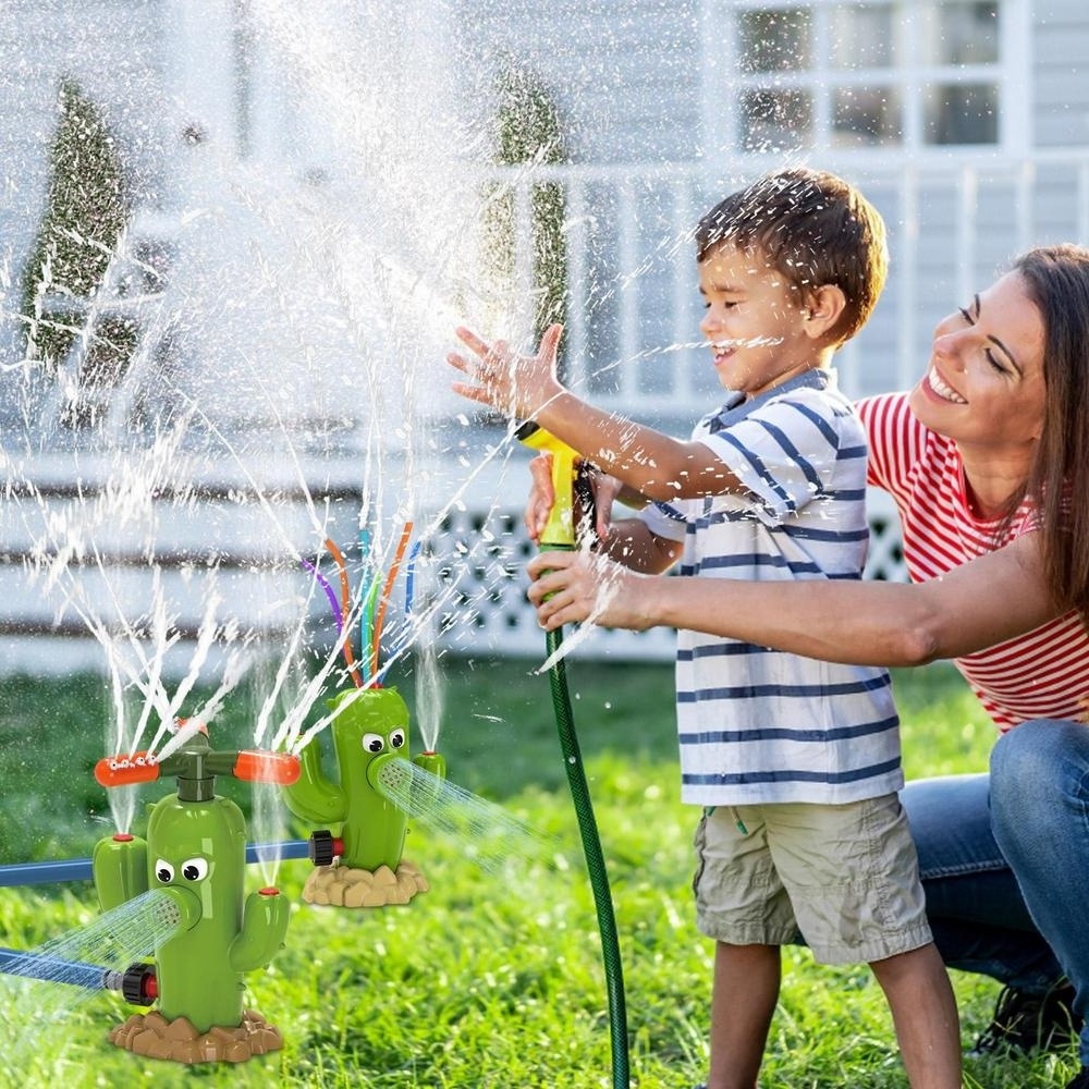 2023 cheap price outdoor garden cactus sprinkler toy backyard 360 degree rotating water spray cactus toy for summer water play