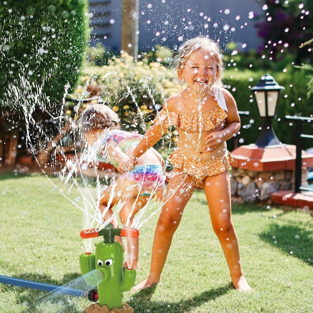 2023 cheap price outdoor garden cactus sprinkler toy backyard 360 degree rotating water spray cactus toy for summer water play