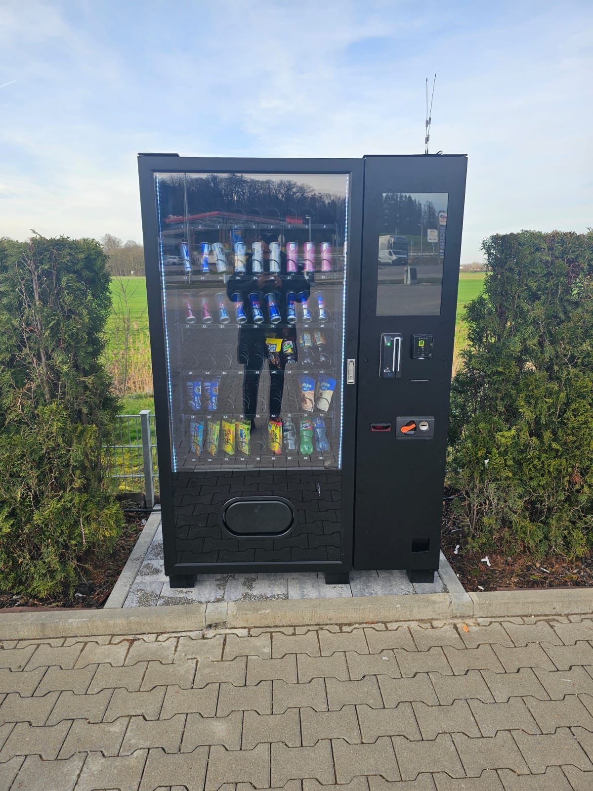 Refrigerated Drink Vending Machines Combo Snack Vending Machine For Foods and Drinks