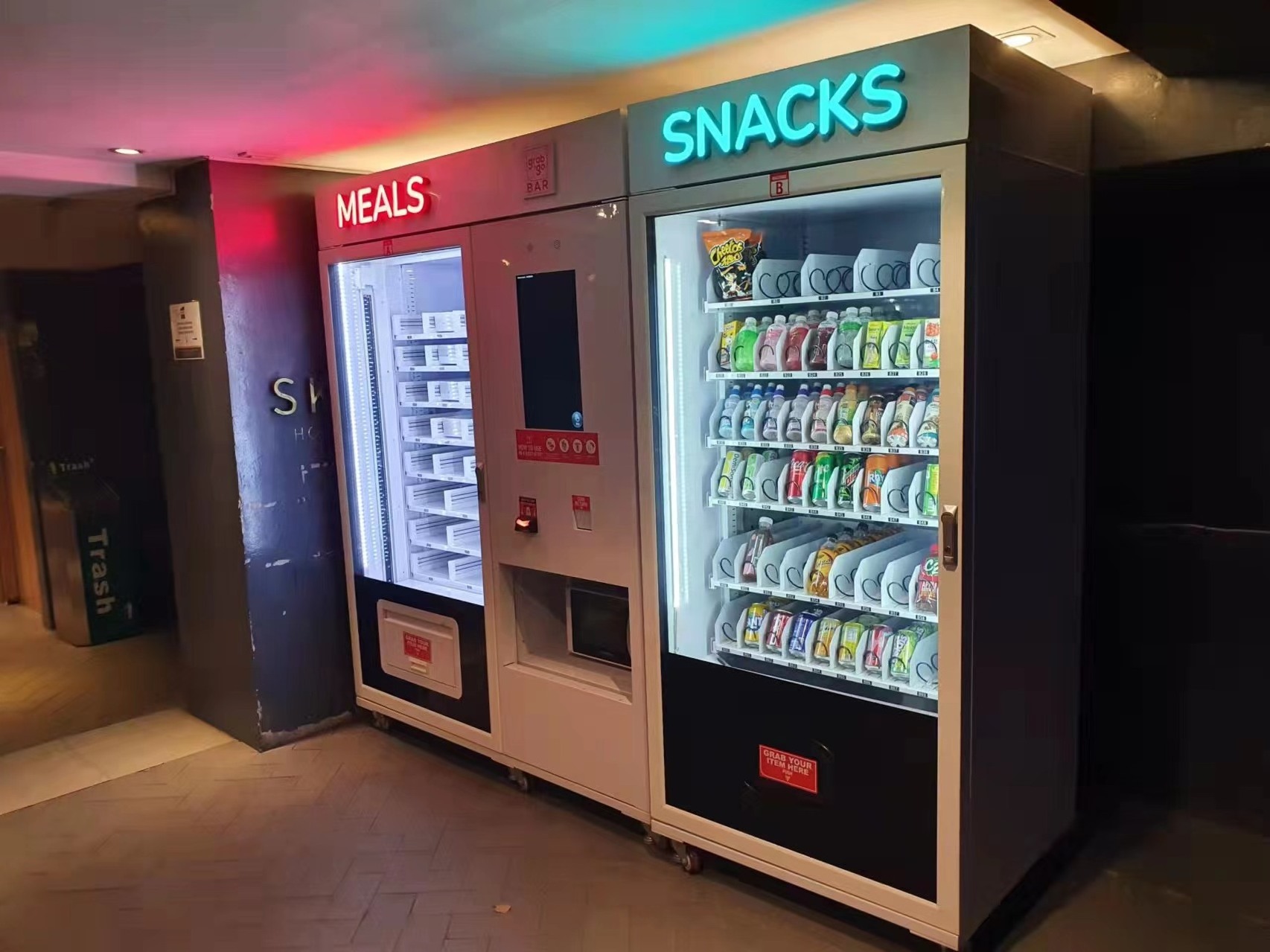 Double Cabinets Snack and Drink Meals Hot Food Vending Machine with Elevator System and Microwave