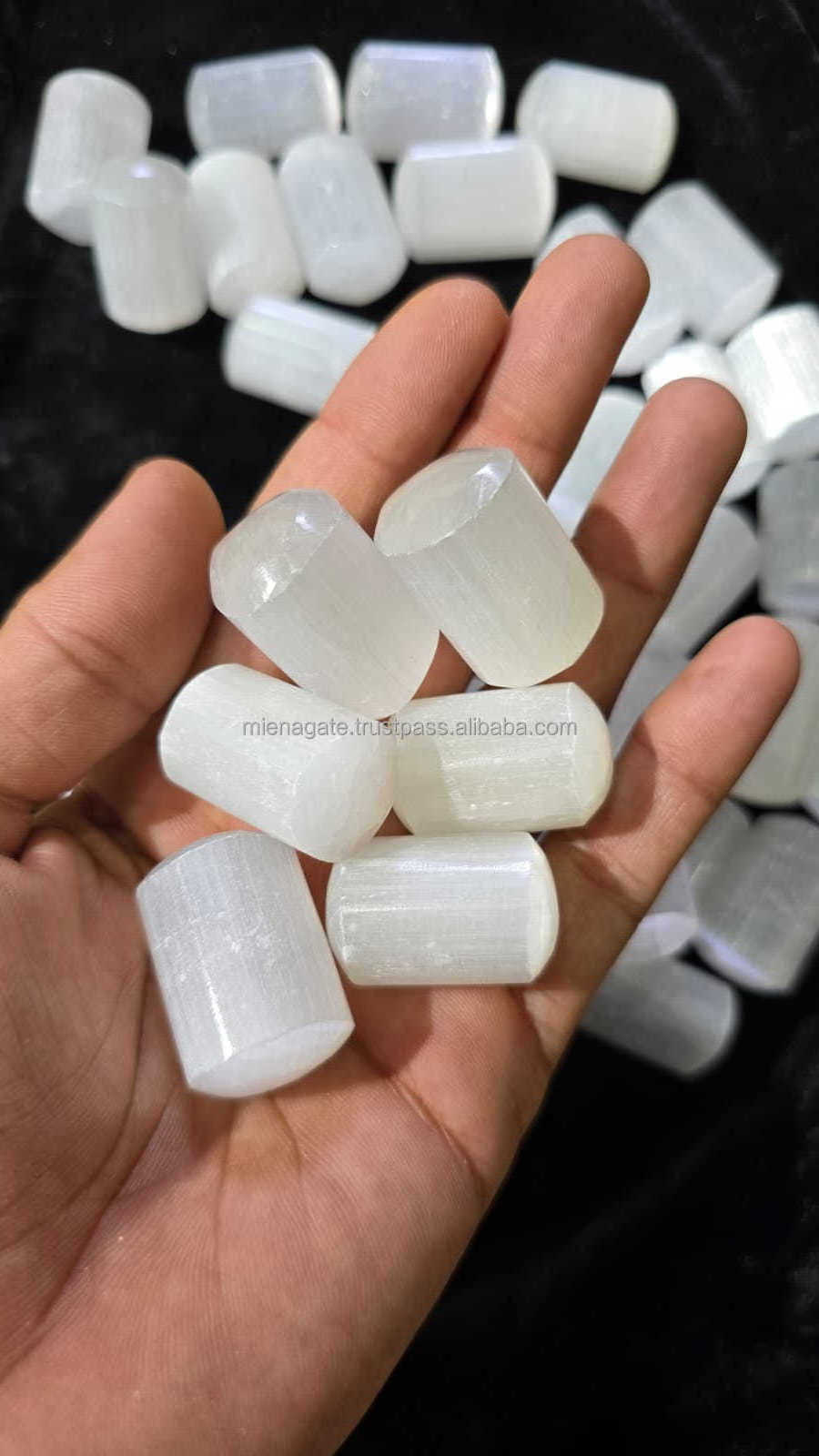 Premium Quality Gemstone Hand polished Selenite Cylindrical Crystal Tumbles High Grade Tumbled Stones in wholesale