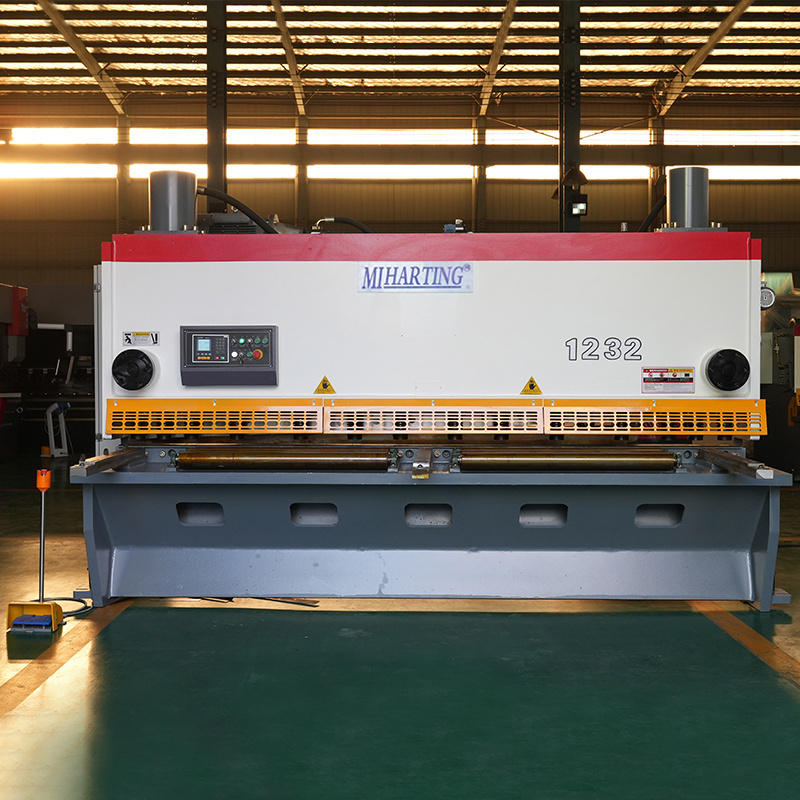 QC11K-4x2000mm plate steel metal cut by hydraulic guillotine shearing cutting machine