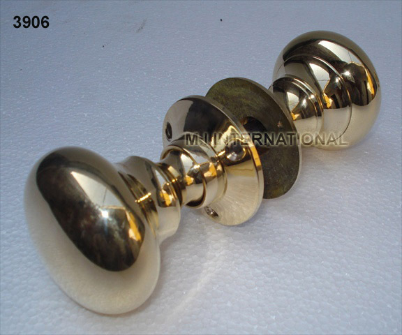 Door Knobs and Door Handles in metal, wood and ceramic materials