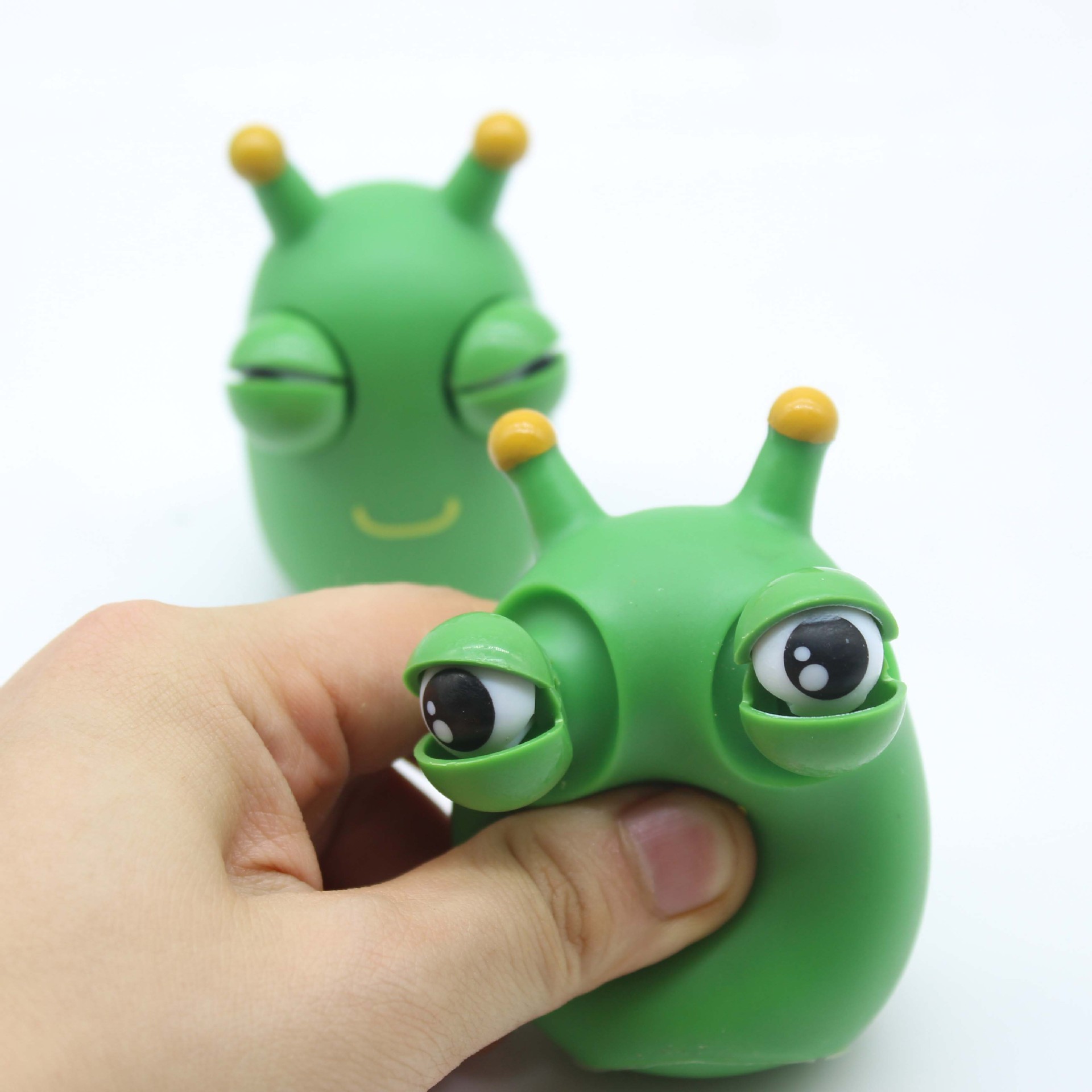 The cabbage worm toy is a spoof, the big eyes can move and squeeze the toy to relieve boredom