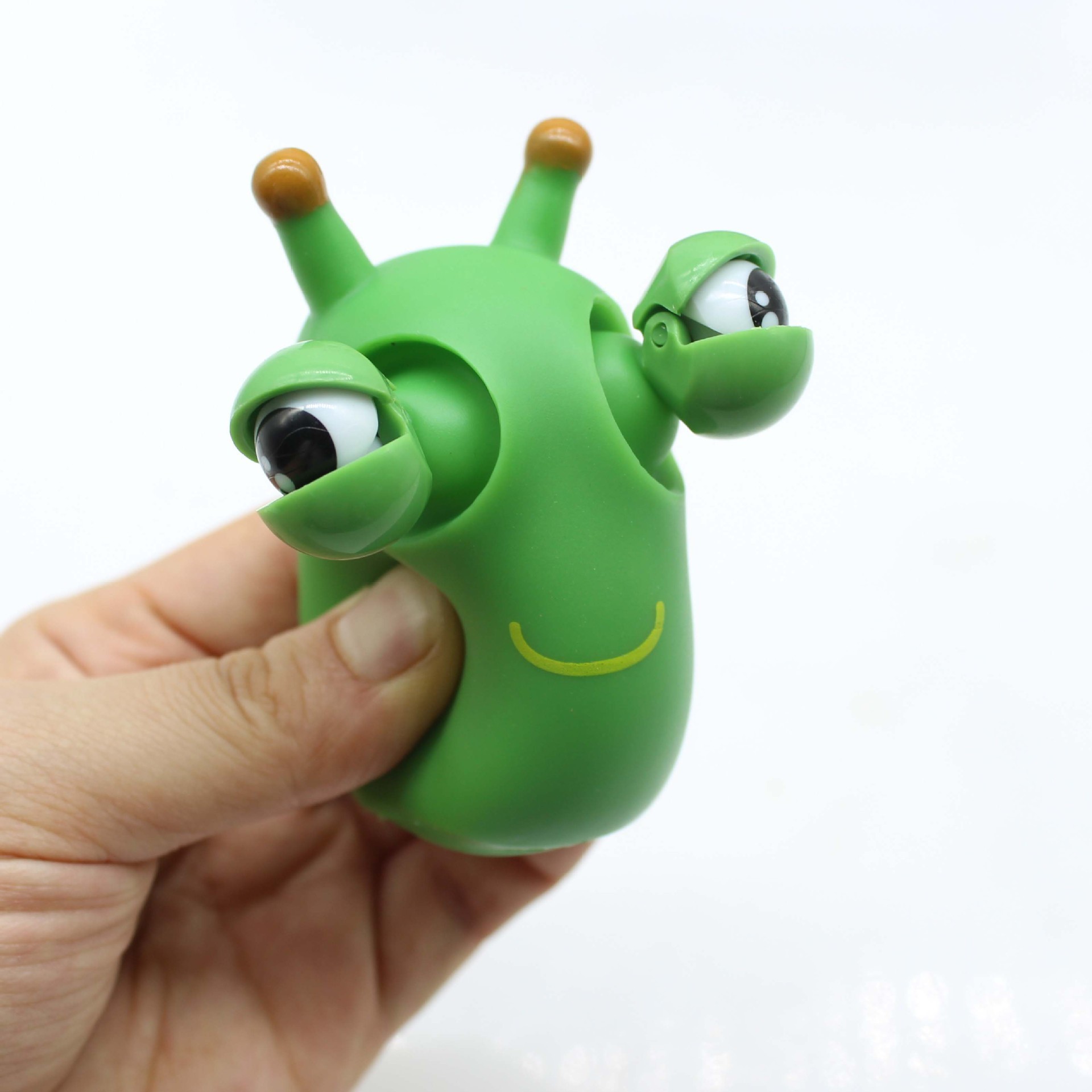 The cabbage worm toy is a spoof, the big eyes can move and squeeze the toy to relieve boredom